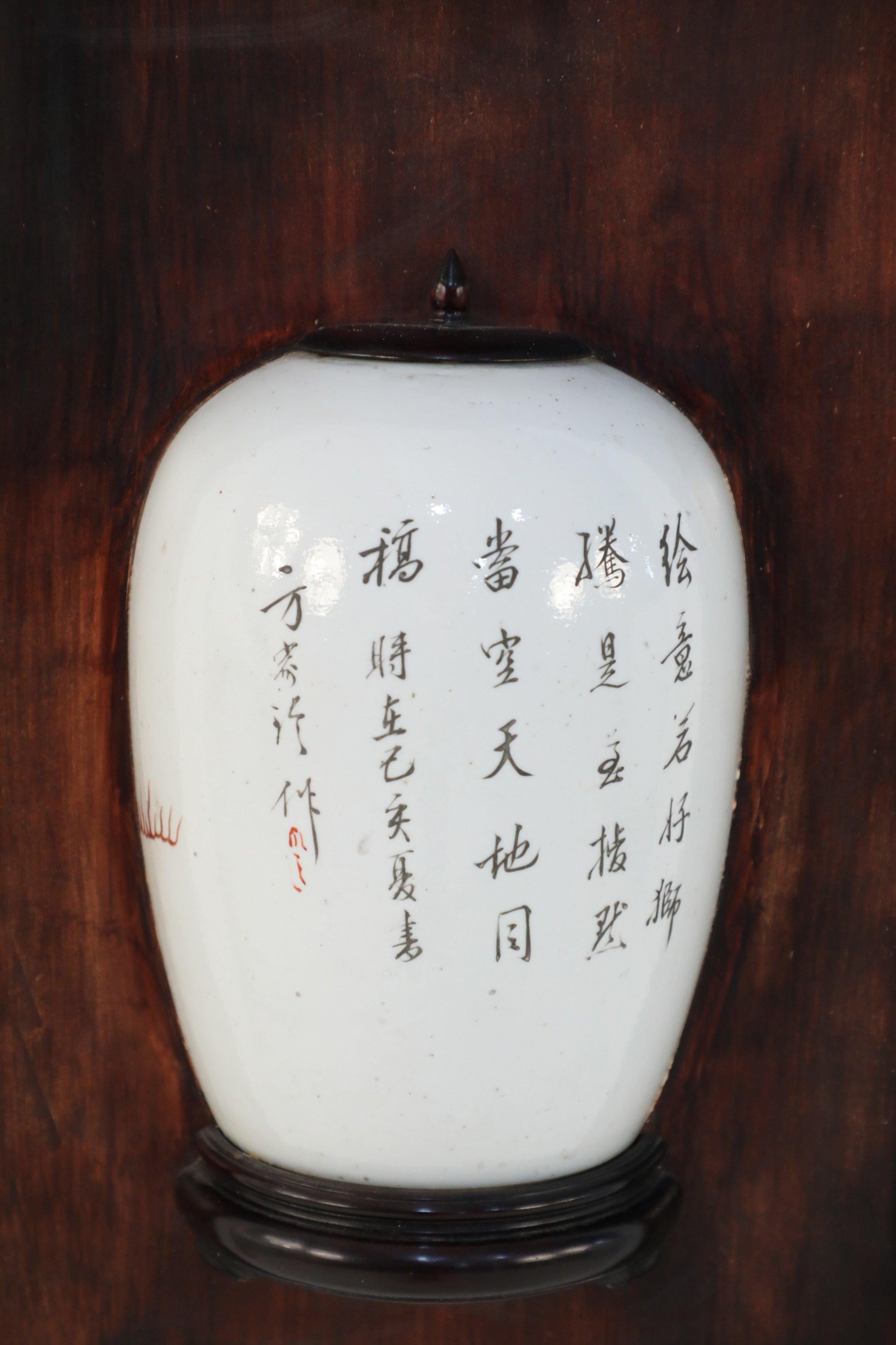Placa de pared con jarrón partido de porcelana china y madera con diseño de perro Foo Chino en venta