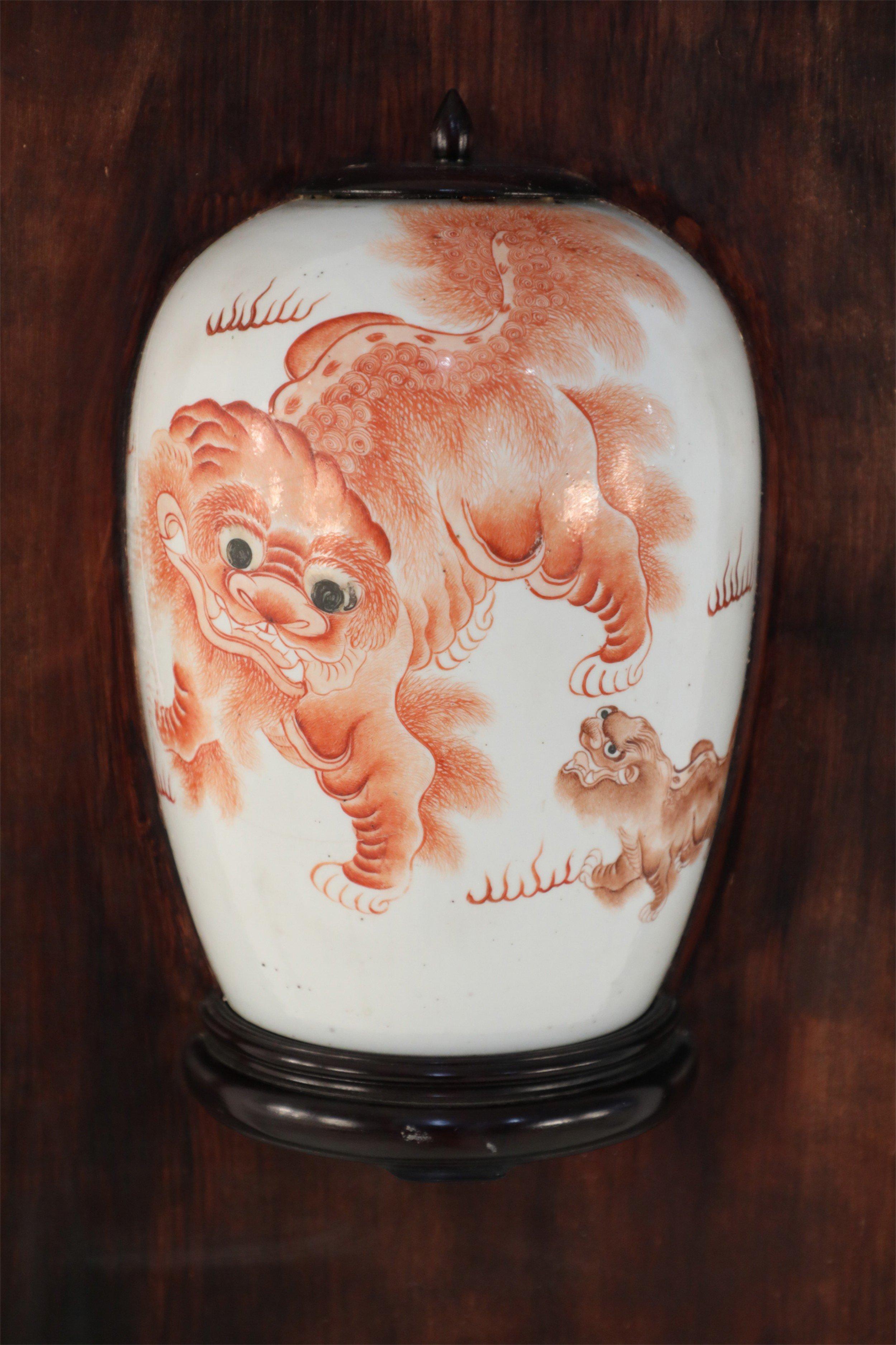 Placa de pared con jarrón partido de porcelana china y madera con diseño de perro Foo en Bueno estado para la venta en Queens, NY