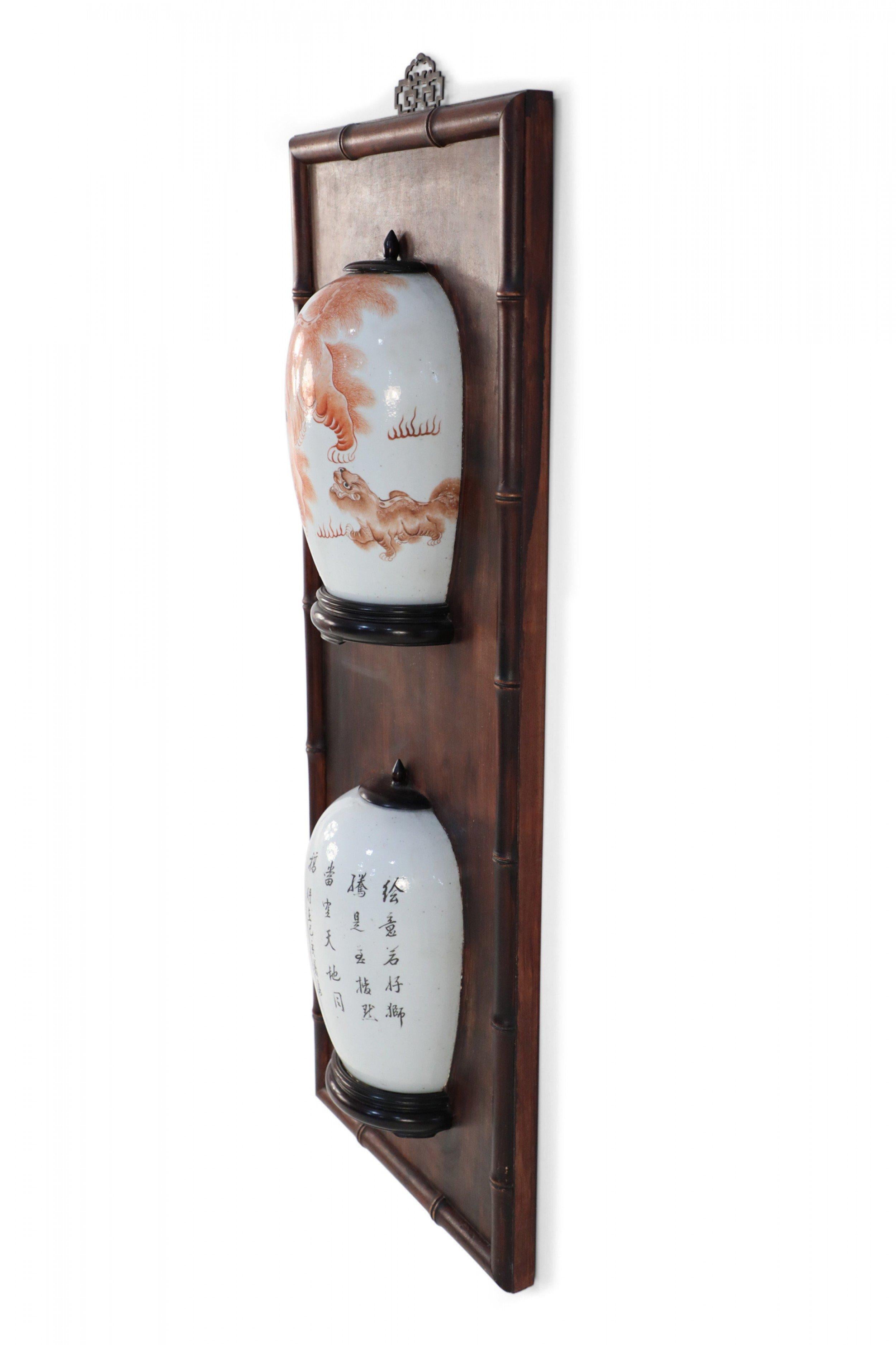 Placa de pared con jarrón partido de porcelana china y madera con diseño de perro Foo siglo XIX en venta