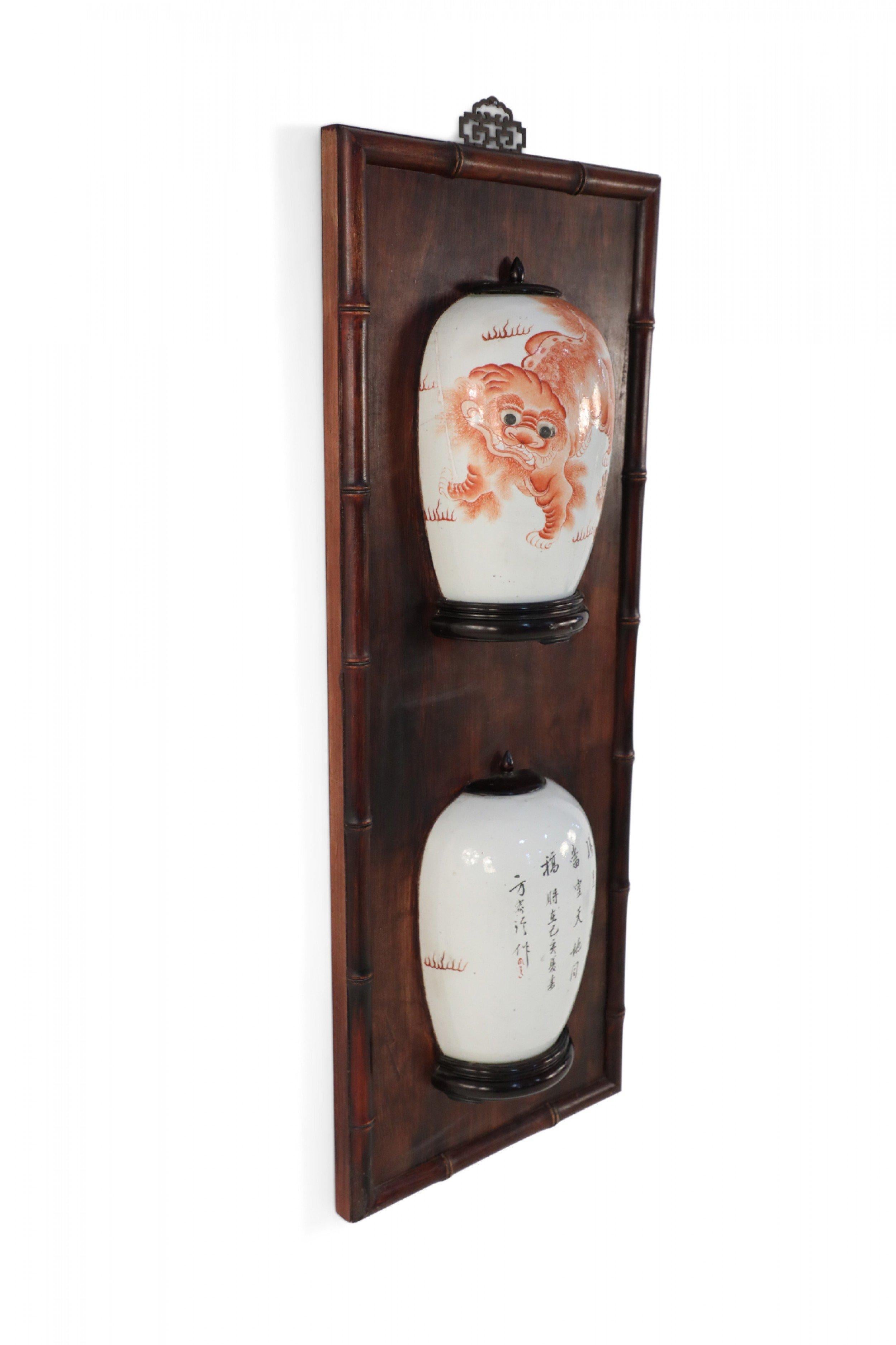 Placa de pared con jarrón partido de porcelana china y madera con diseño de perro Foo en venta 2
