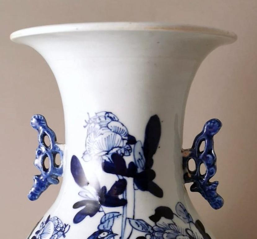 Chinesische Baluster-Vase aus Porzellan mit kobaltblauer Blumendekoration im Angebot 3