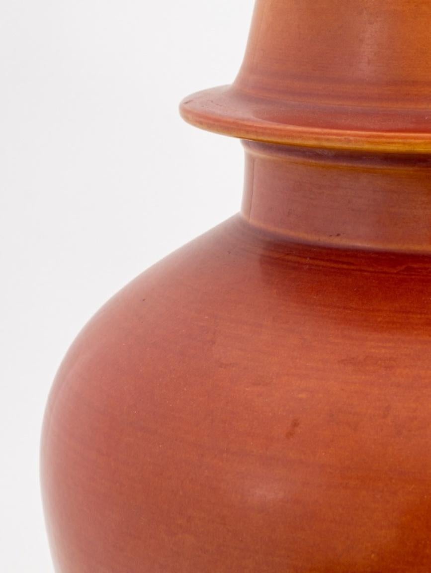 XXIe siècle et contemporain Vase balustre en porcelaine chinoise avec lampe à couvercle, paire en vente