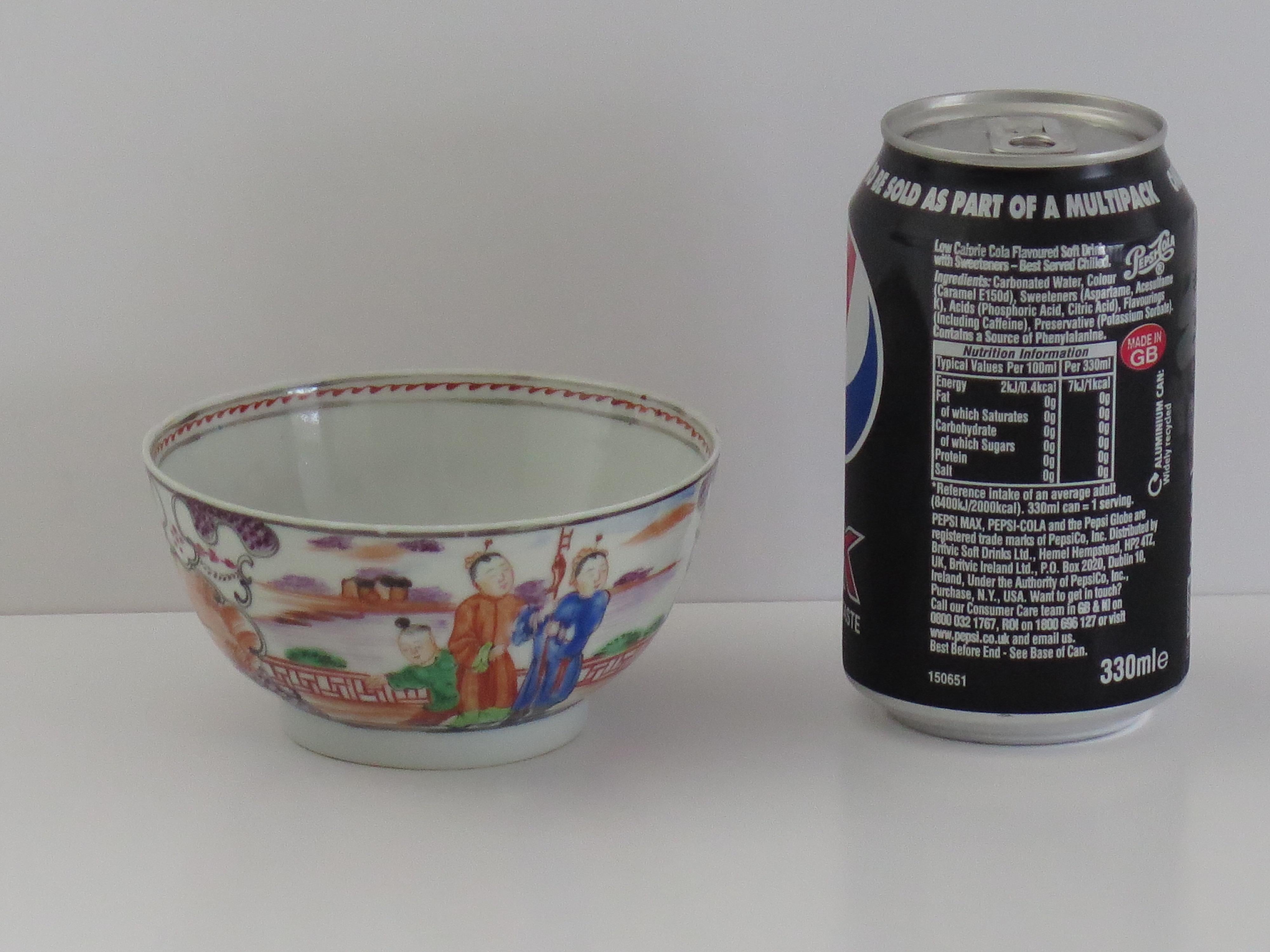 Chinese Porcelain Berry Bowl Hand Painted Famille Rose, Qing Qianlong circa 1760 For Sale 7