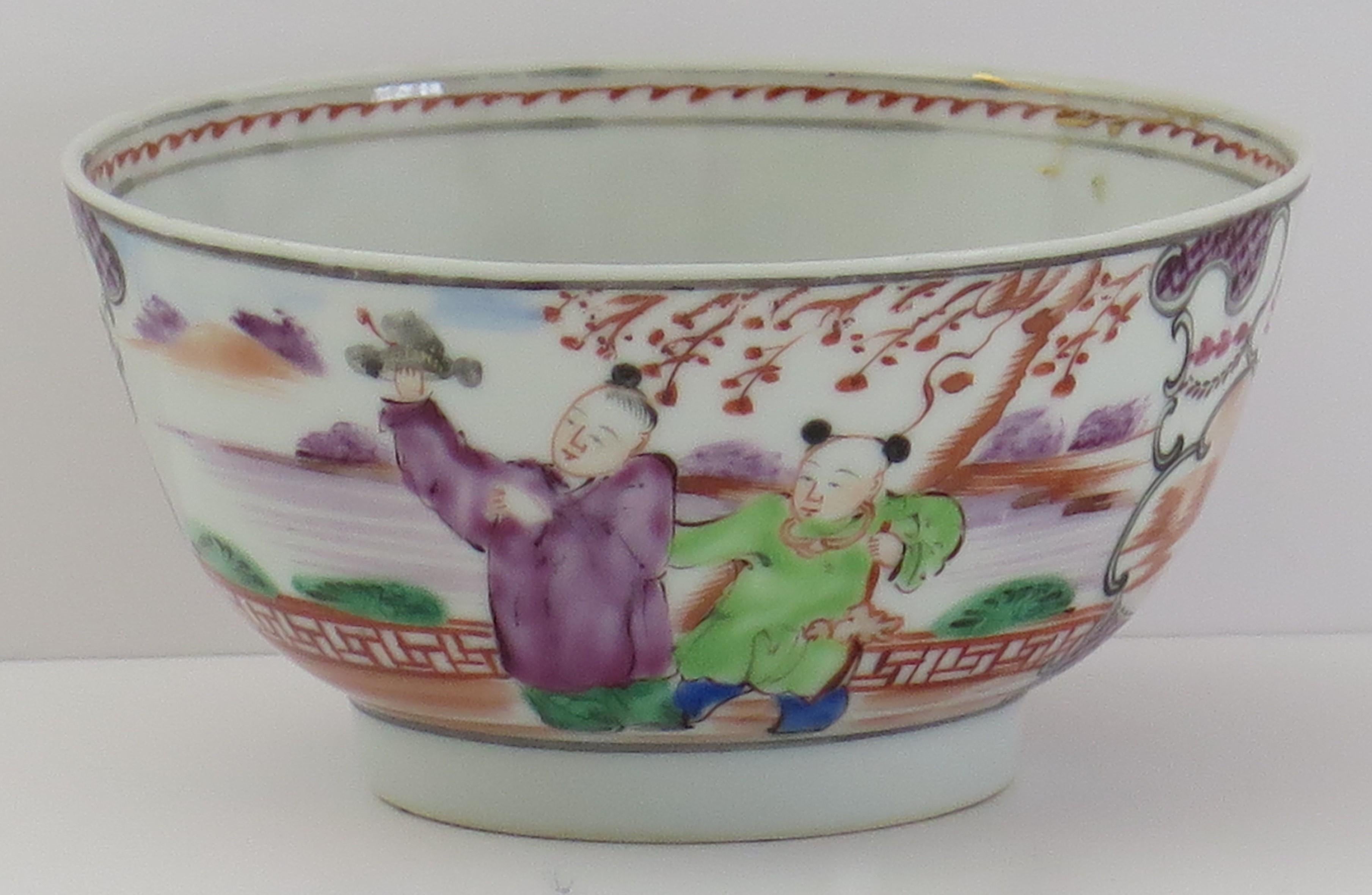 Chinese Porcelain Berry Bowl Hand Painted Famille Rose, Qing Qianlong circa 1760 In Good Condition For Sale In Lincoln, Lincolnshire