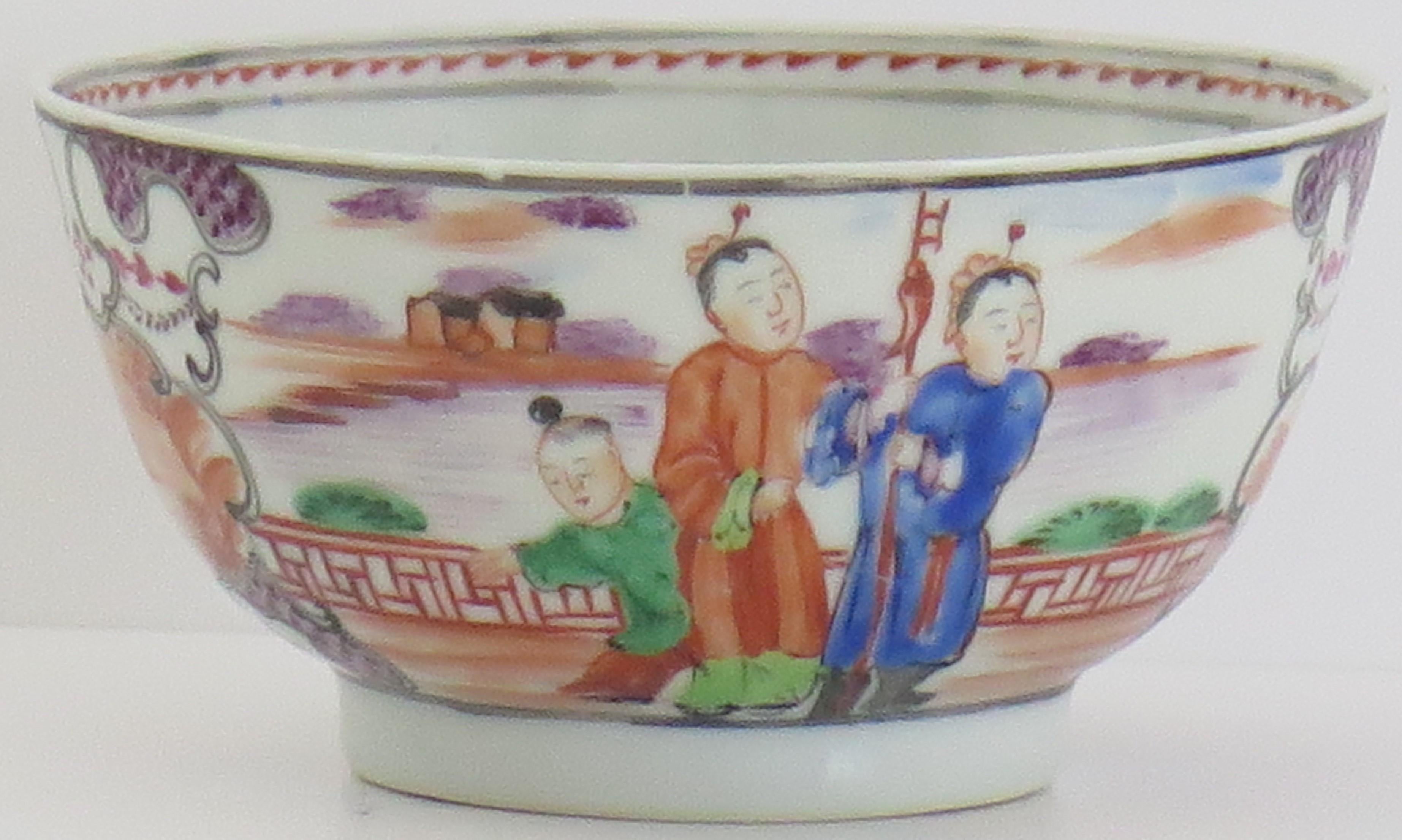 Chinese Porcelain Berry Bowl Hand Painted Famille Rose, Qing Qianlong circa 1760 For Sale 1