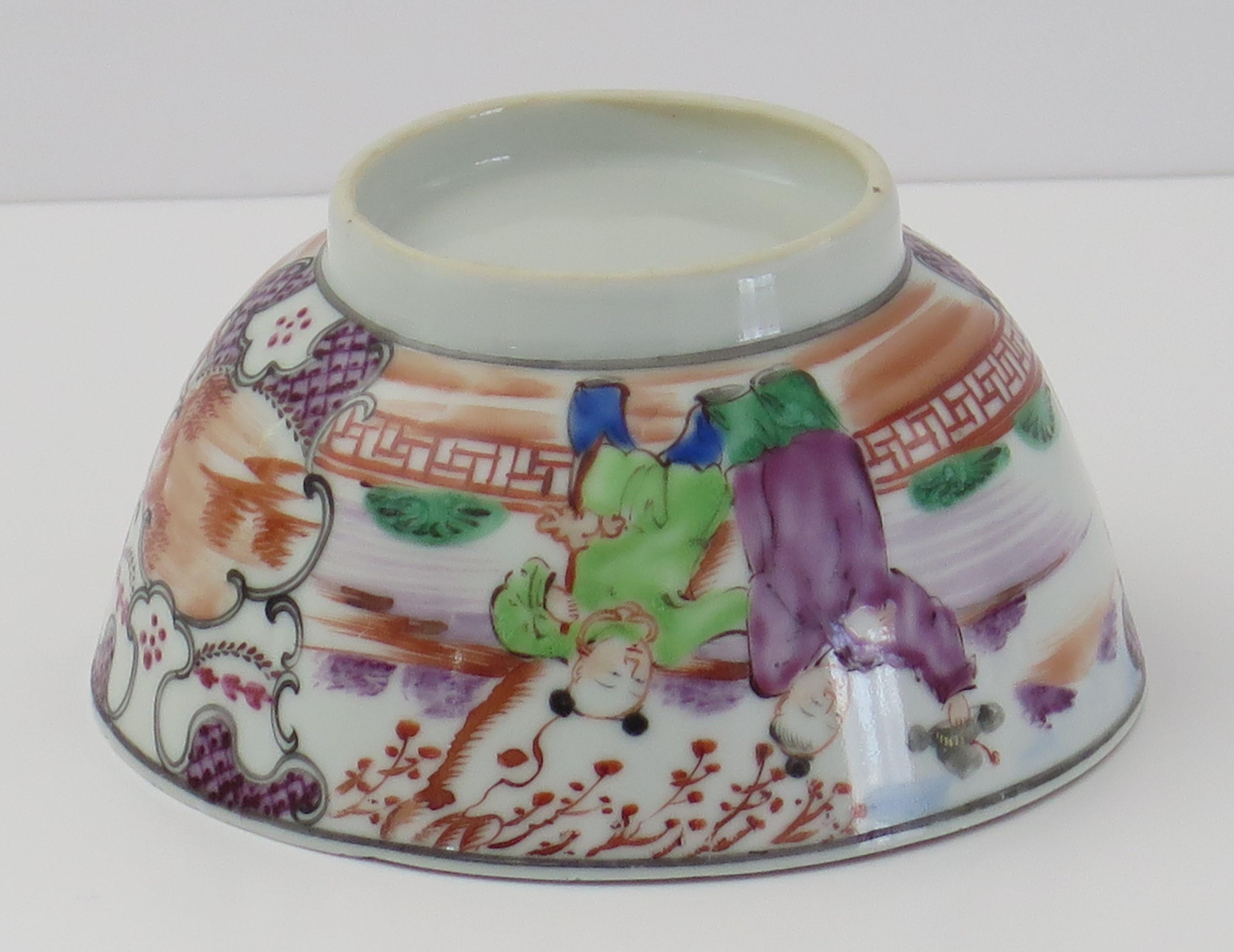 Chinese Porcelain Berry Bowl Hand Painted Famille Rose, Qing Qianlong circa 1760 For Sale 2