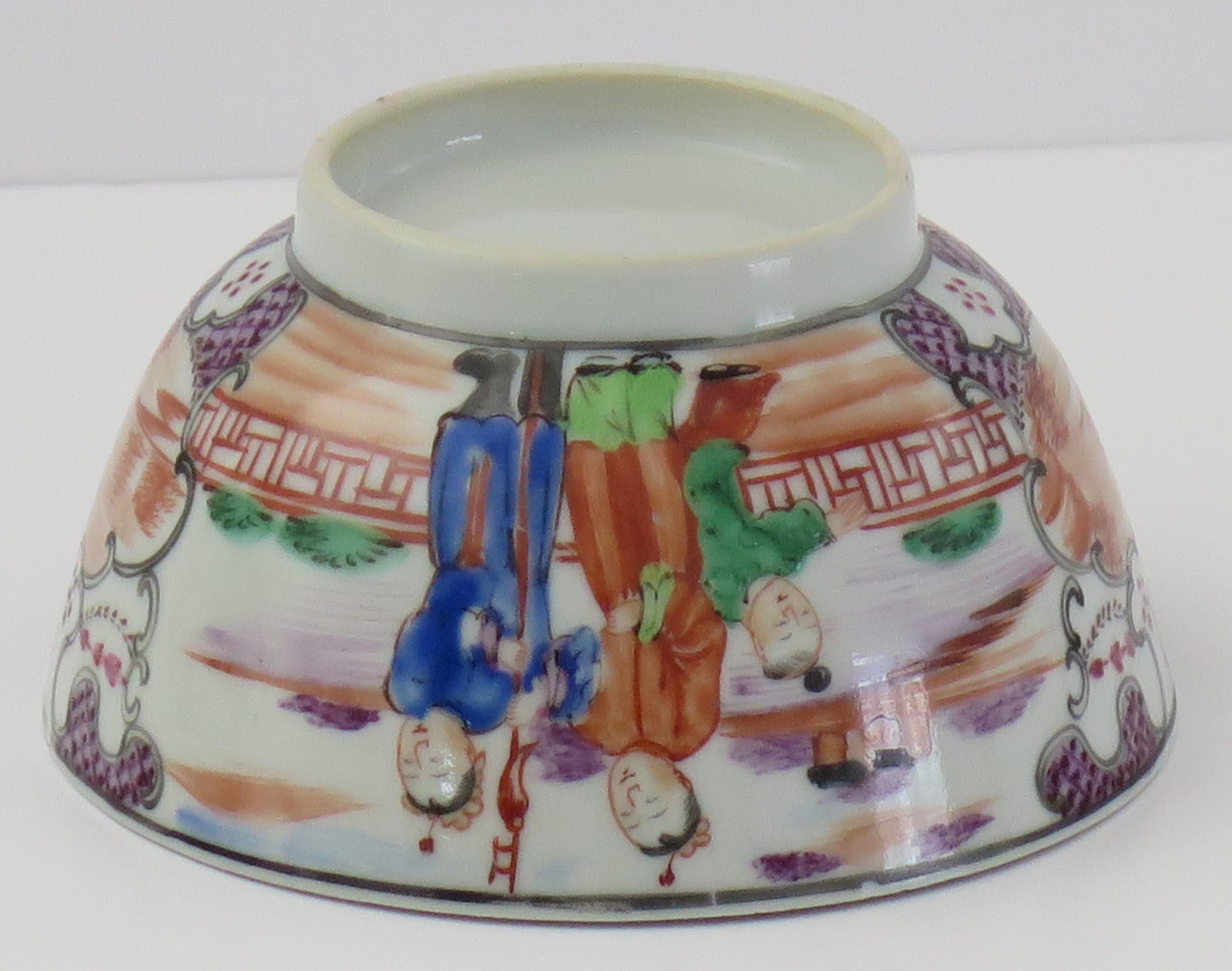 Chinese Porcelain Berry Bowl Hand Painted Famille Rose, Qing Qianlong circa 1760 For Sale 3