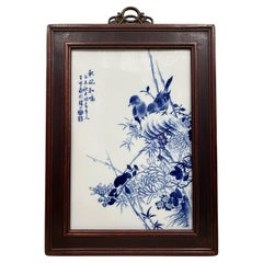 Chinesische Porzellanplakette mit blauen und weißen Vögeln und Blumen aus Porzellan mit der Marke Wang Bu