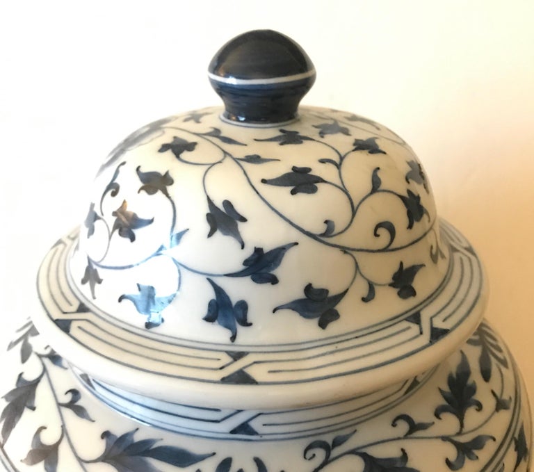 Chinese Porcelain Blue and White Covered Jar In Excellent Condition For Sale In Lambertville, NJ