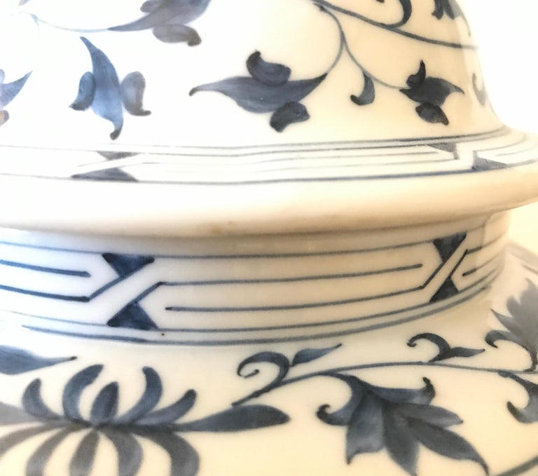 20th Century Chinese Porcelain Blue and White Covered Jar For Sale