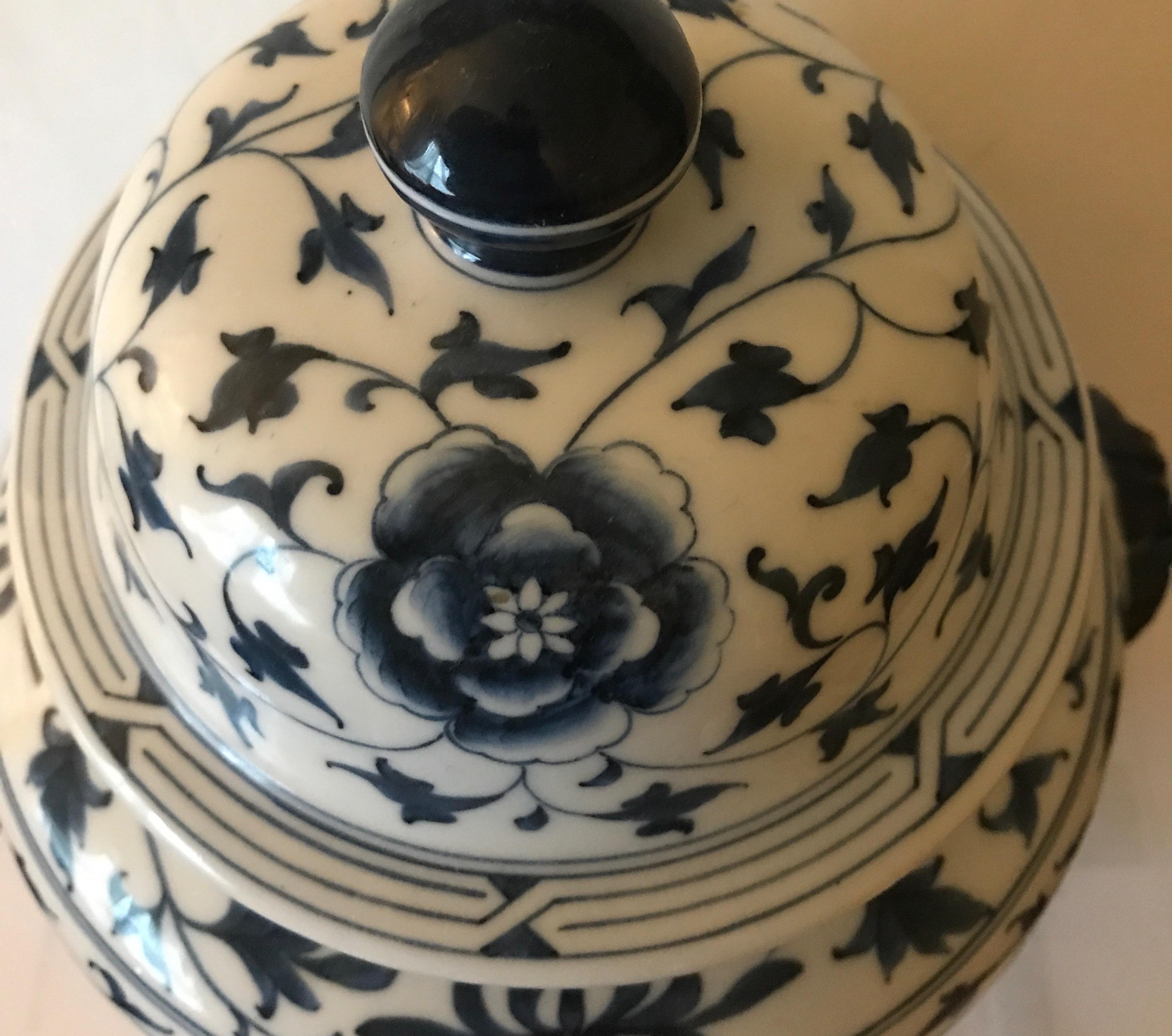 Chinese Porcelain Blue and White Covered Jar 1