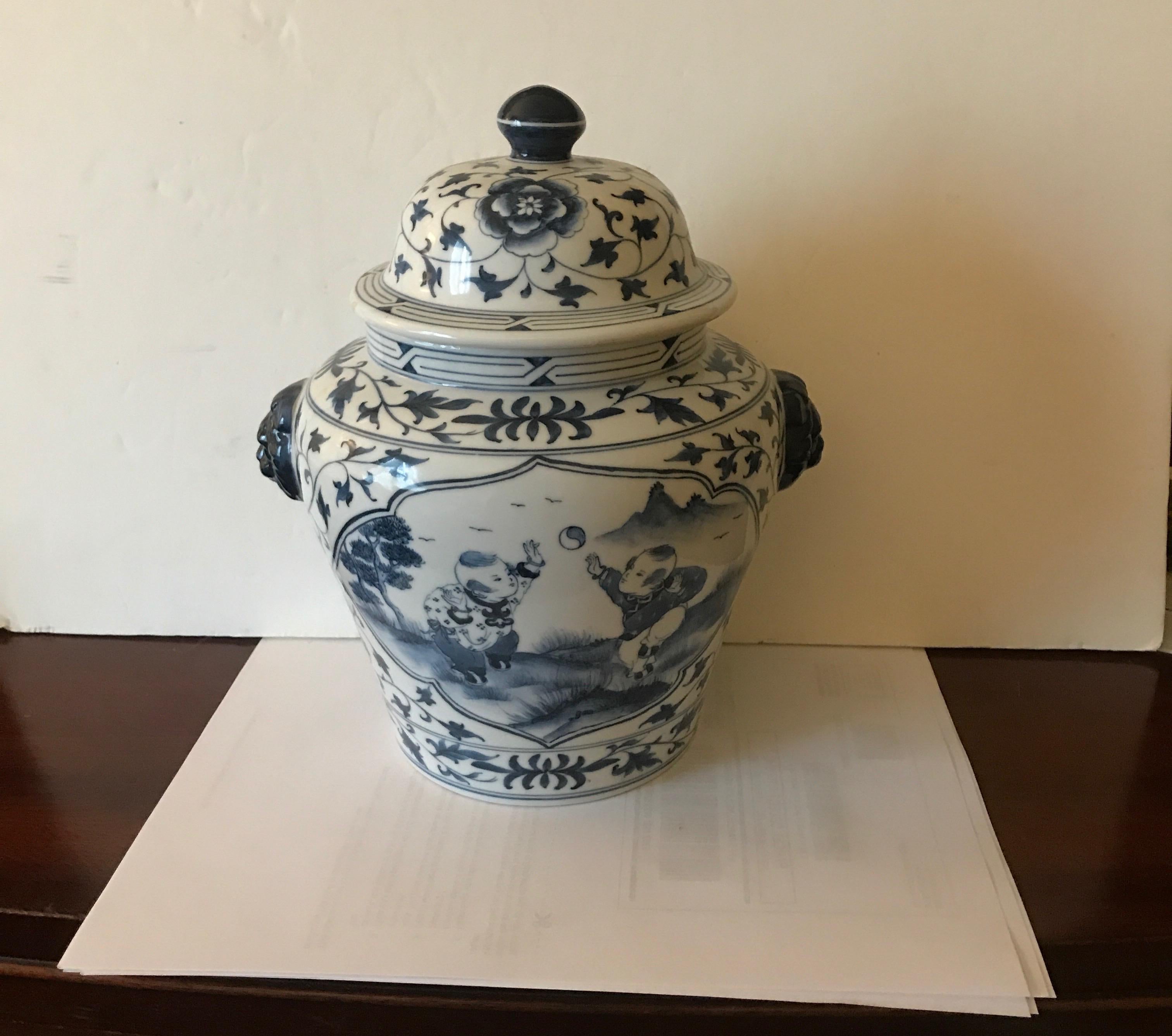 Chinese Porcelain Blue and White Covered Jar 3