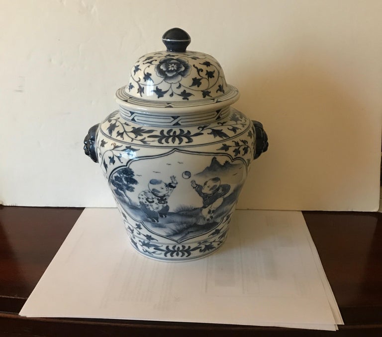 Chinese Porcelain Blue and White Covered Jar For Sale 3