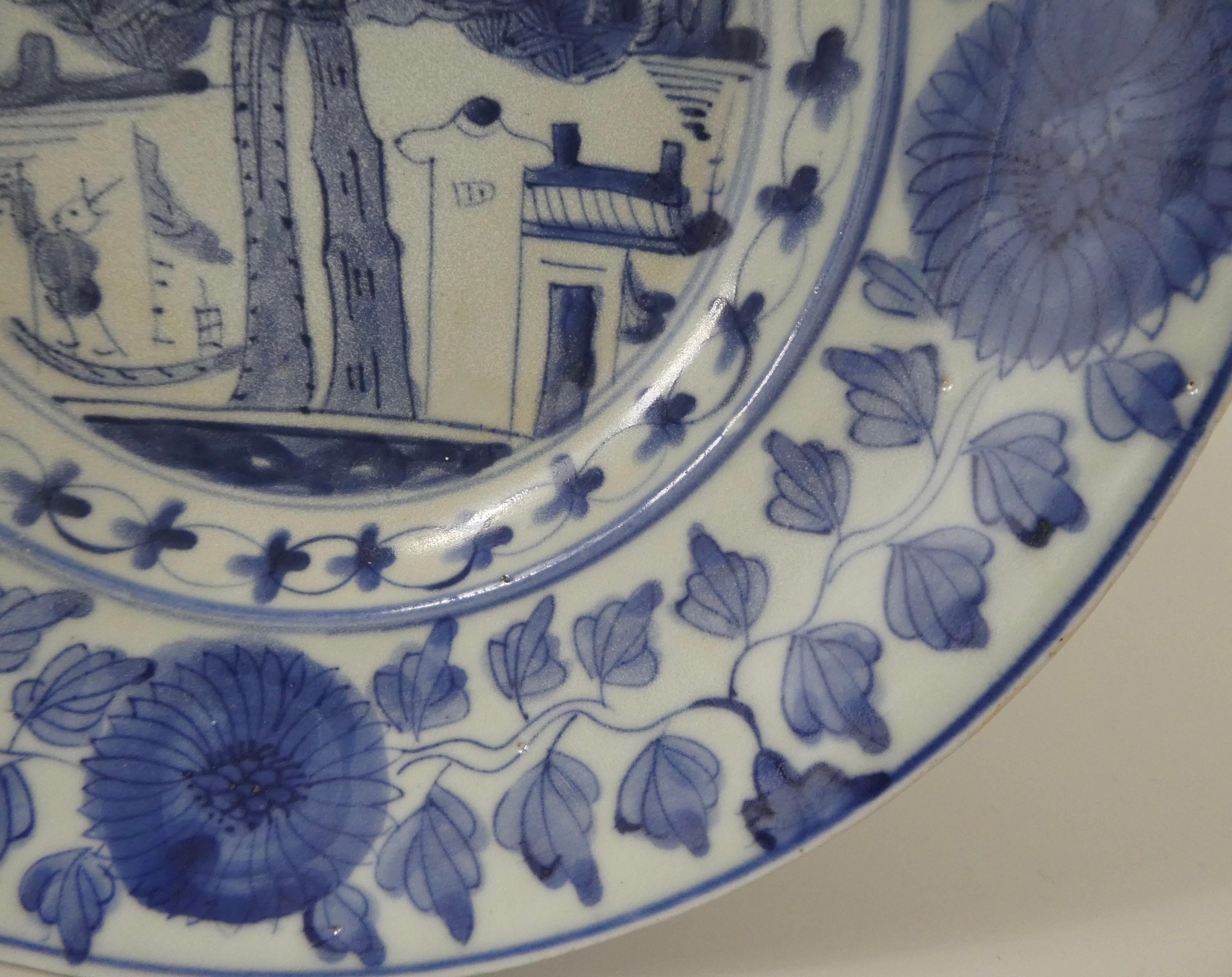 Chinesische Porzellanschale:: Swatow:: um 1600. Ming-Dynastie. In Unterglasurblau gemalt:: mit einer zentralen Tafel:: die einen Mann zeigt:: der ein Boot auf einem Fluss rudert:: vor einem Pavillon und Bäumen:: über denen ein exzentrisch