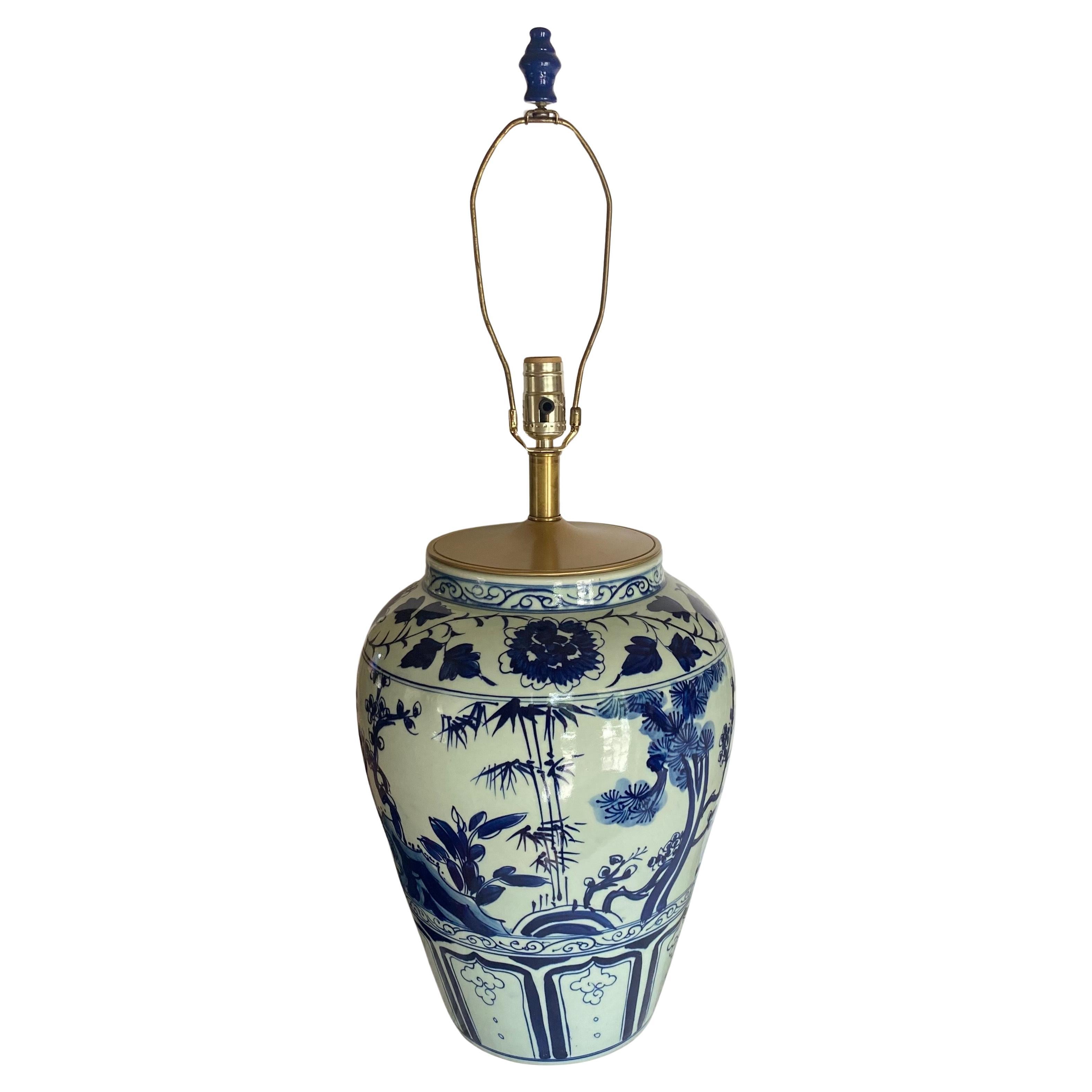 Spektakuläre klassische orientalische blau-weiße Porzellan-Ingwerdose des frühen 20. Jahrhunderts, umgewandelt in eine Tischlampe im Stil der chinesischen Periode des 18. Jahrhunderts.  Diese große Lampe in Form einer Chinoiserie-Urne zeigt