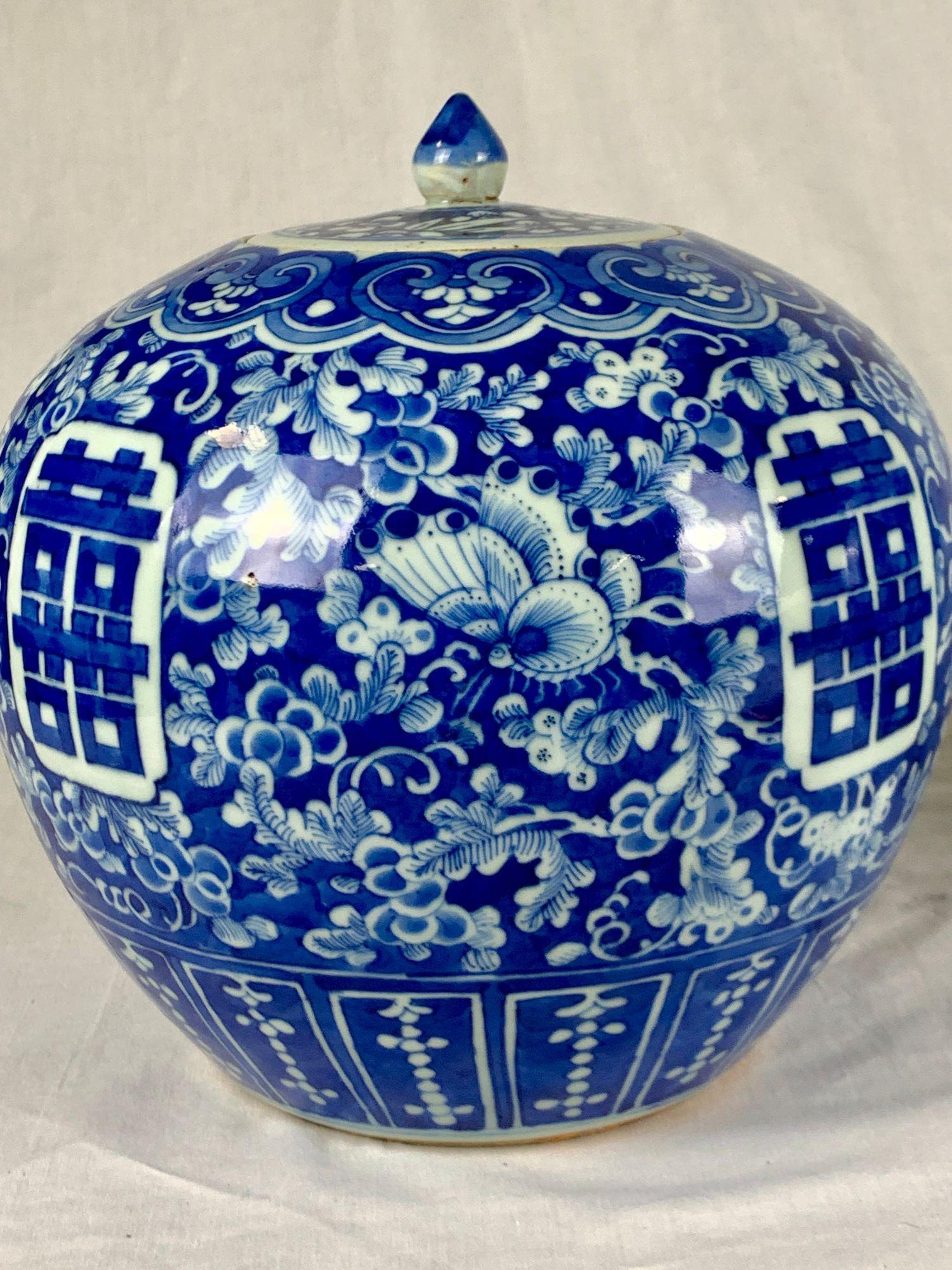 Ce pot à gingembre en porcelaine chinoise bleue et blanche a été peint à la main au milieu du XIXe siècle, sous le règne de l'empereur Tongzhi (1856-1875).
La jarre est richement décorée en bleu cobalt profond avec le symbole du double bonheur, des