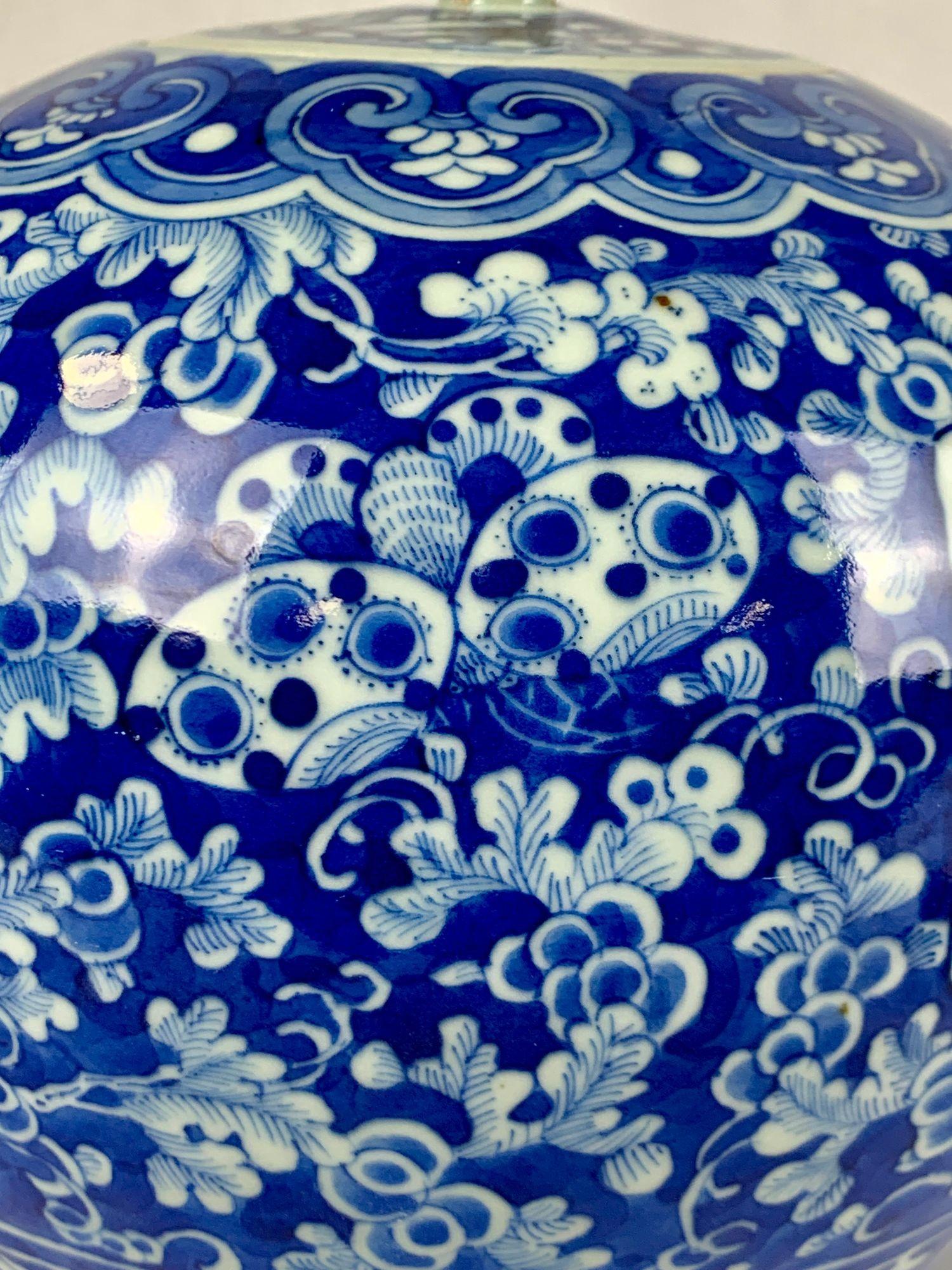Qing Pot à gingembre à double bonheur en porcelaine chinoise bleue et blanche peinte à la main C.I.C. en vente