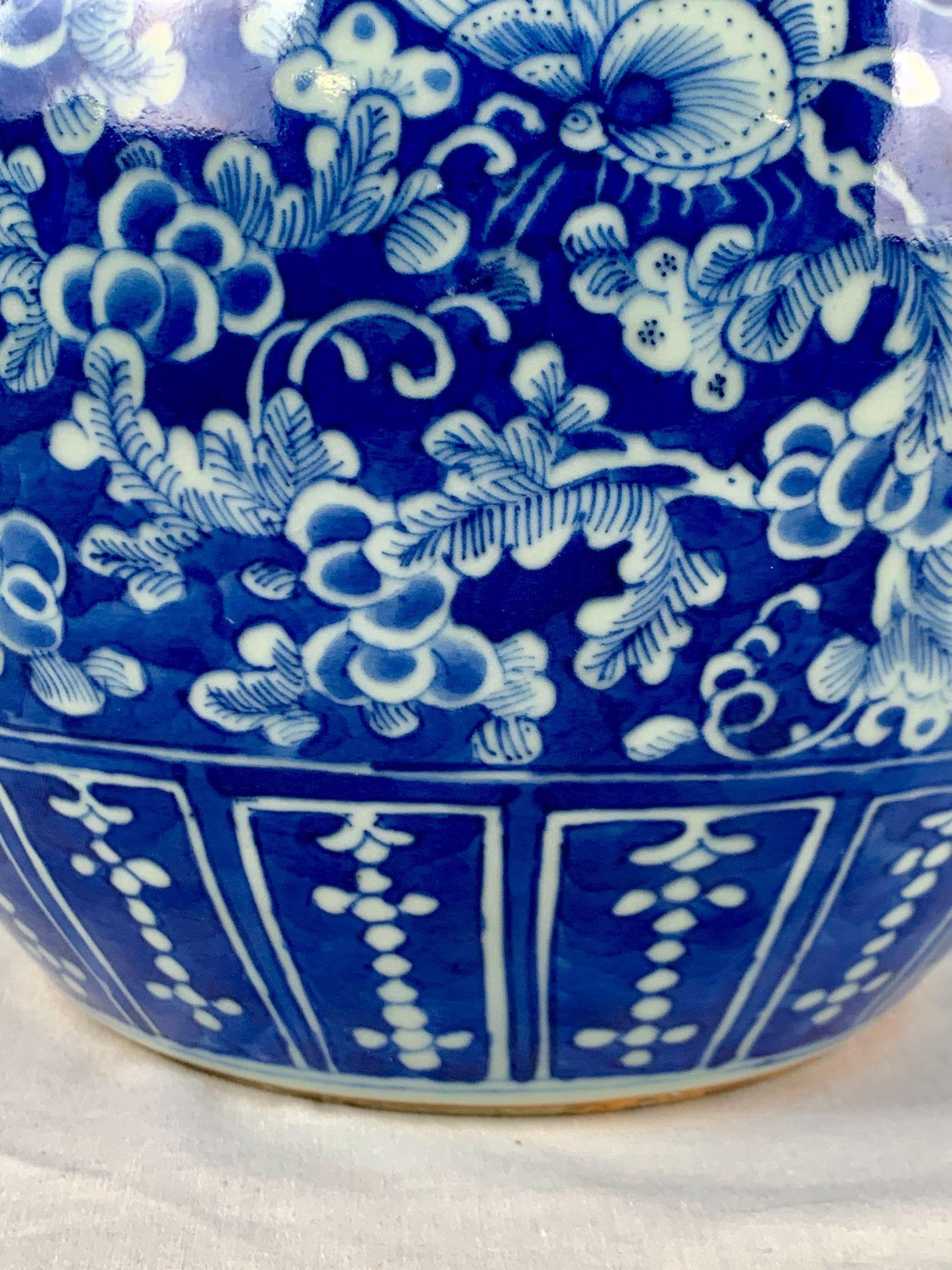 Peint à la main Pot à gingembre à double bonheur en porcelaine chinoise bleue et blanche peinte à la main C.I.C. en vente