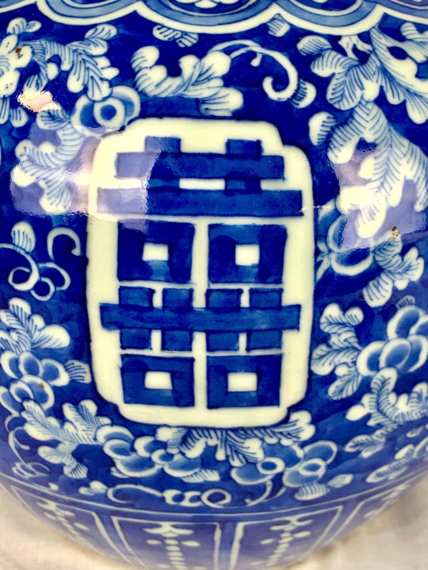 Pot à gingembre à double bonheur en porcelaine chinoise bleue et blanche peinte à la main C.I.C. Excellent état - En vente à Katonah, NY