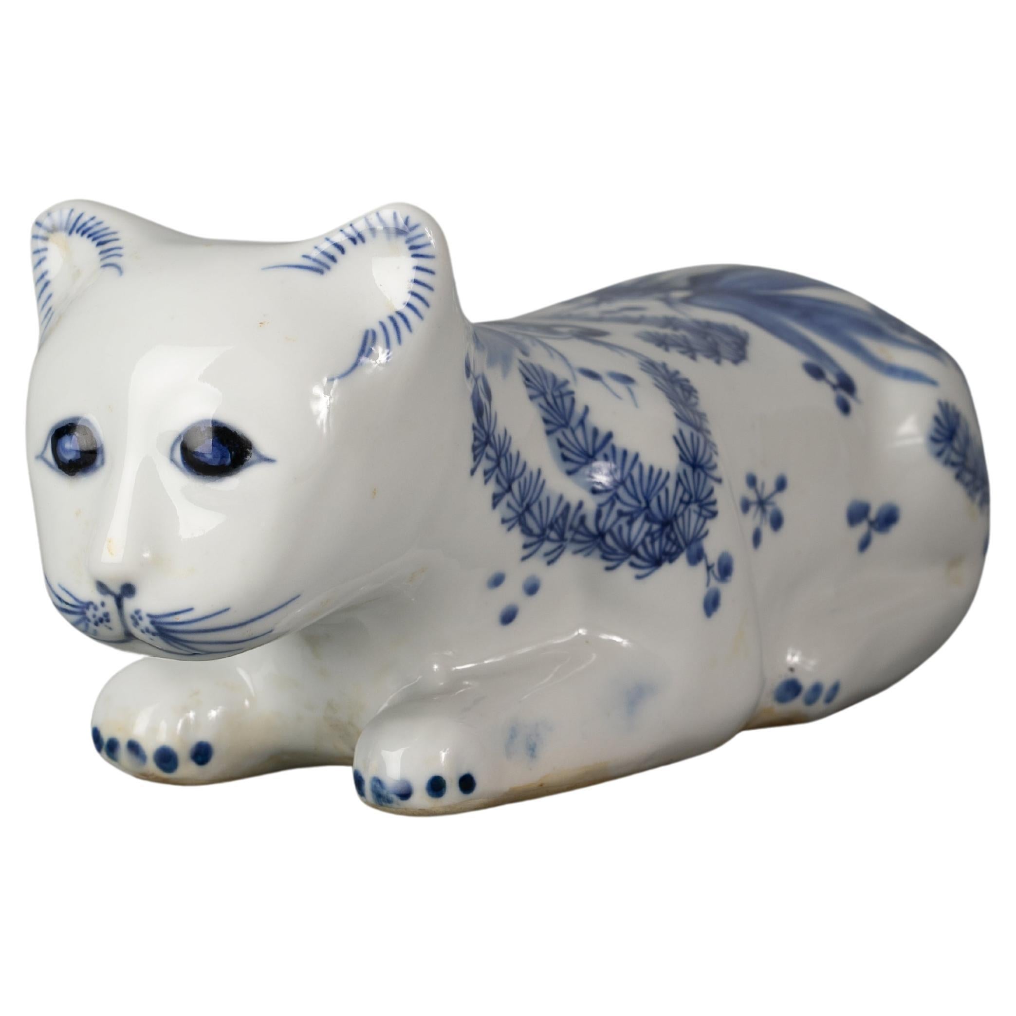 Chat couché en porcelaine chinoise bleue et blanche, vers 1900