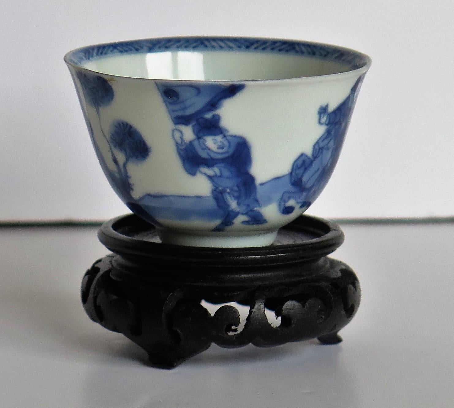 Hand-Carved Chinese Porcelain Blue and White Tea Bowl on Stand Finely Painted, Qing Kangxi 