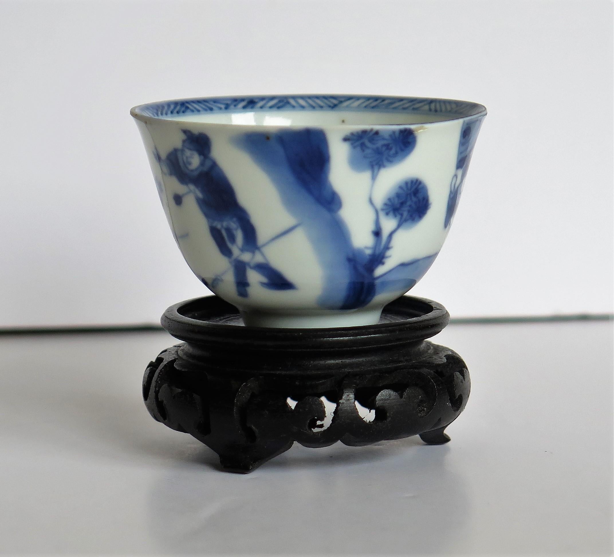 Chinese Porcelain Blue and White Tea Bowl on Stand Finely Painted, Qing Kangxi  In Good Condition In Lincoln, Lincolnshire