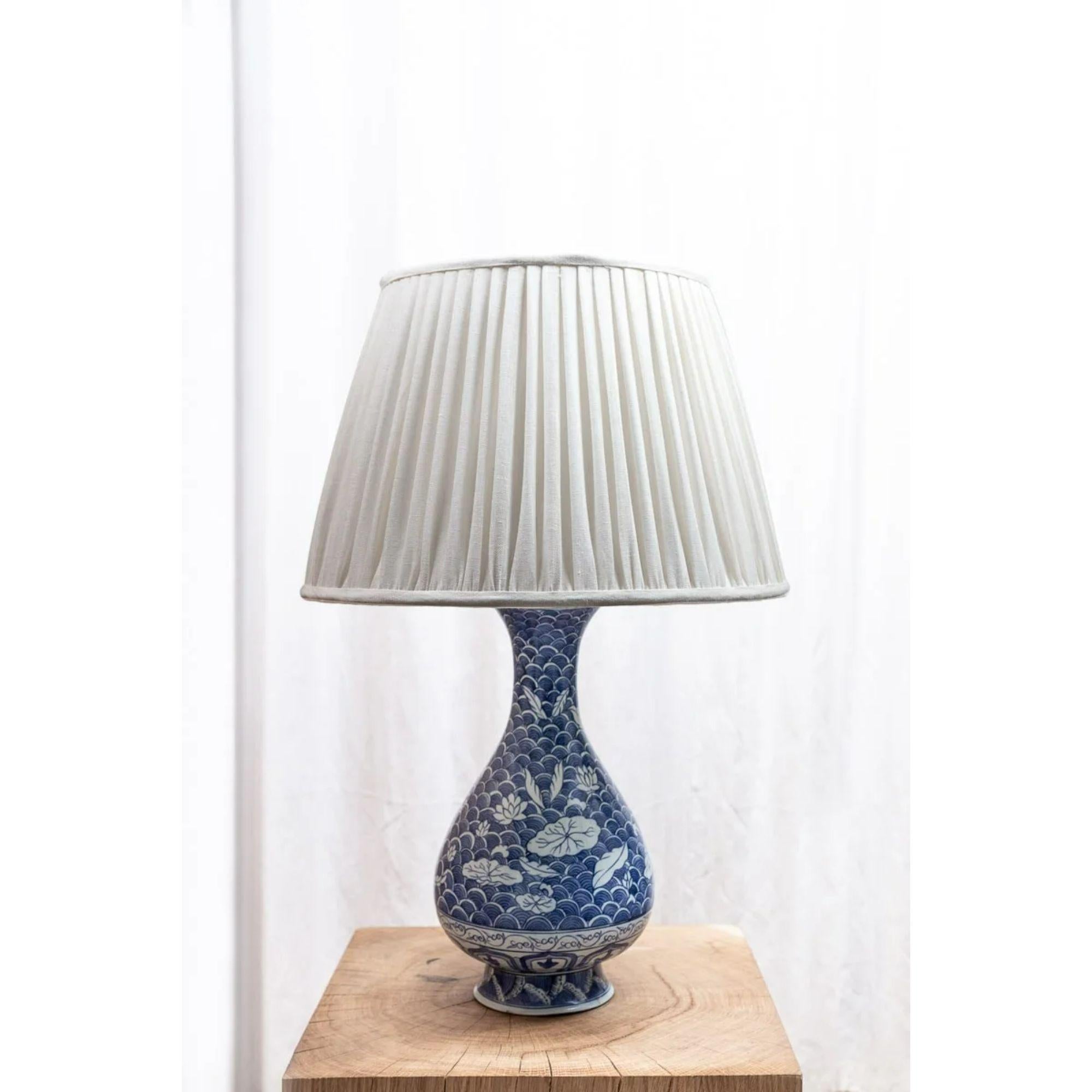 Chinois Lampe-vase en porcelaine chinoise bleue et blanche, 19e siècle en vente