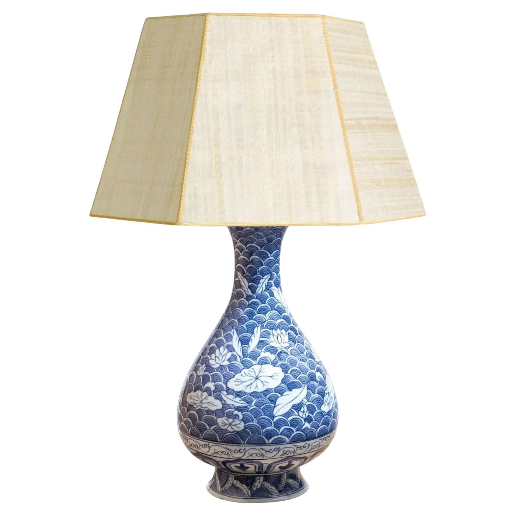 Chinesische Vasenlampe aus Porzellan in Blau und Weiß, 19. Jahrhundert