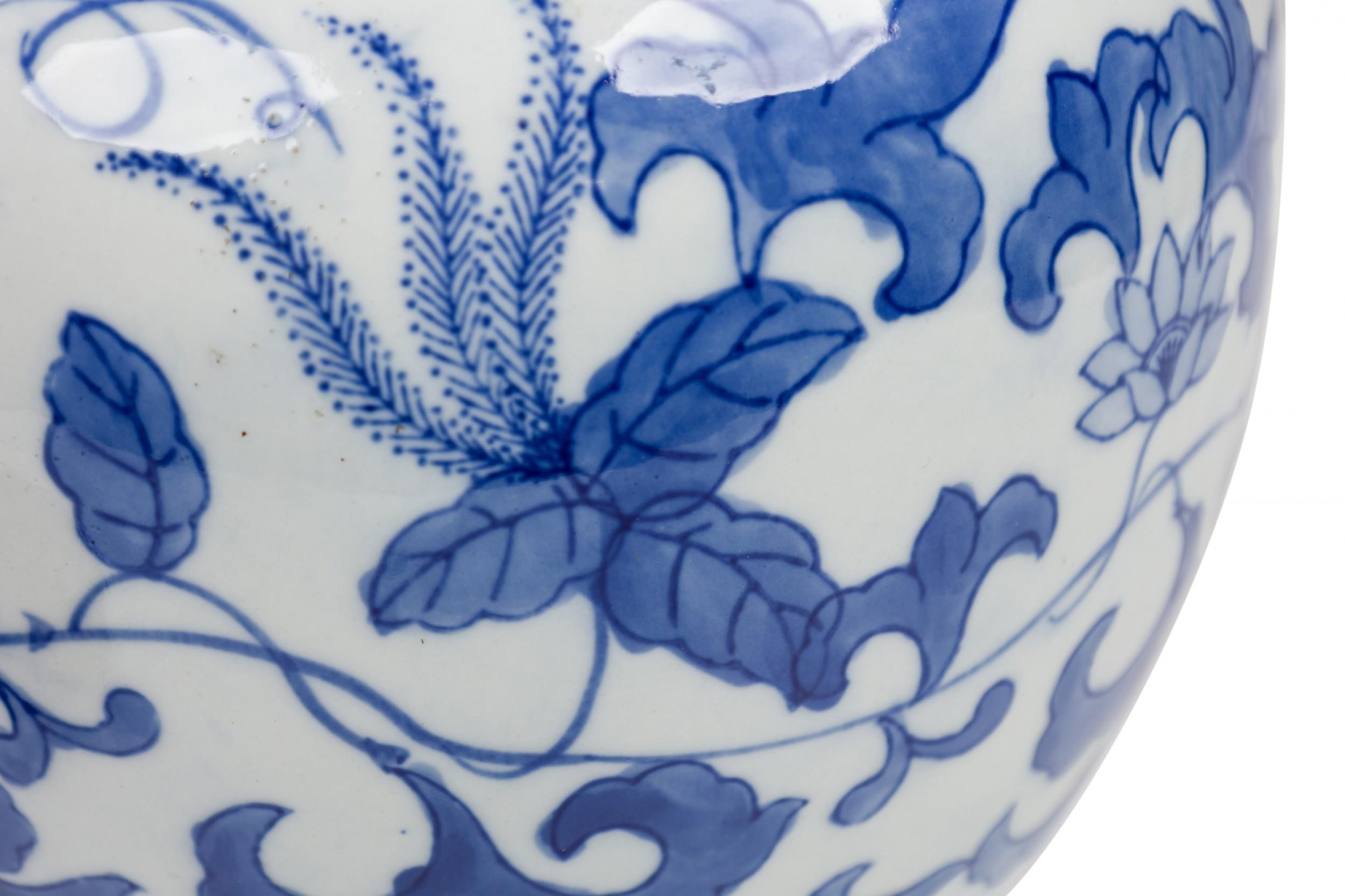 Inconnu Pot à gingembre en porcelaine de Chine à fleurs bleues et blanches sur socle en bois sculpté en vente