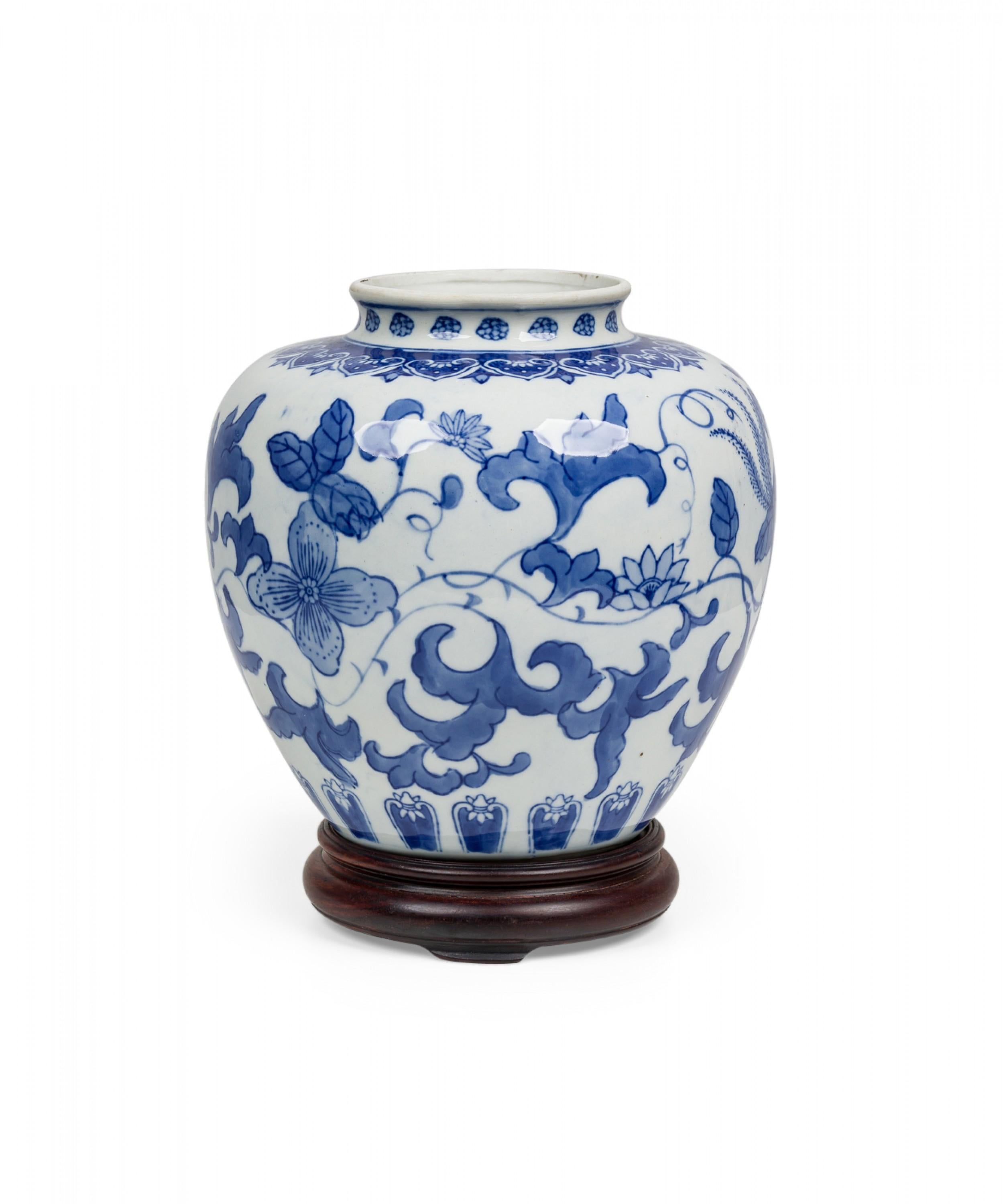 Peint Pot à gingembre en porcelaine de Chine à fleurs bleues et blanches sur socle en bois sculpté en vente