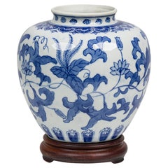 Pot à gingembre en porcelaine de Chine à fleurs bleues et blanches sur socle en bois sculpté