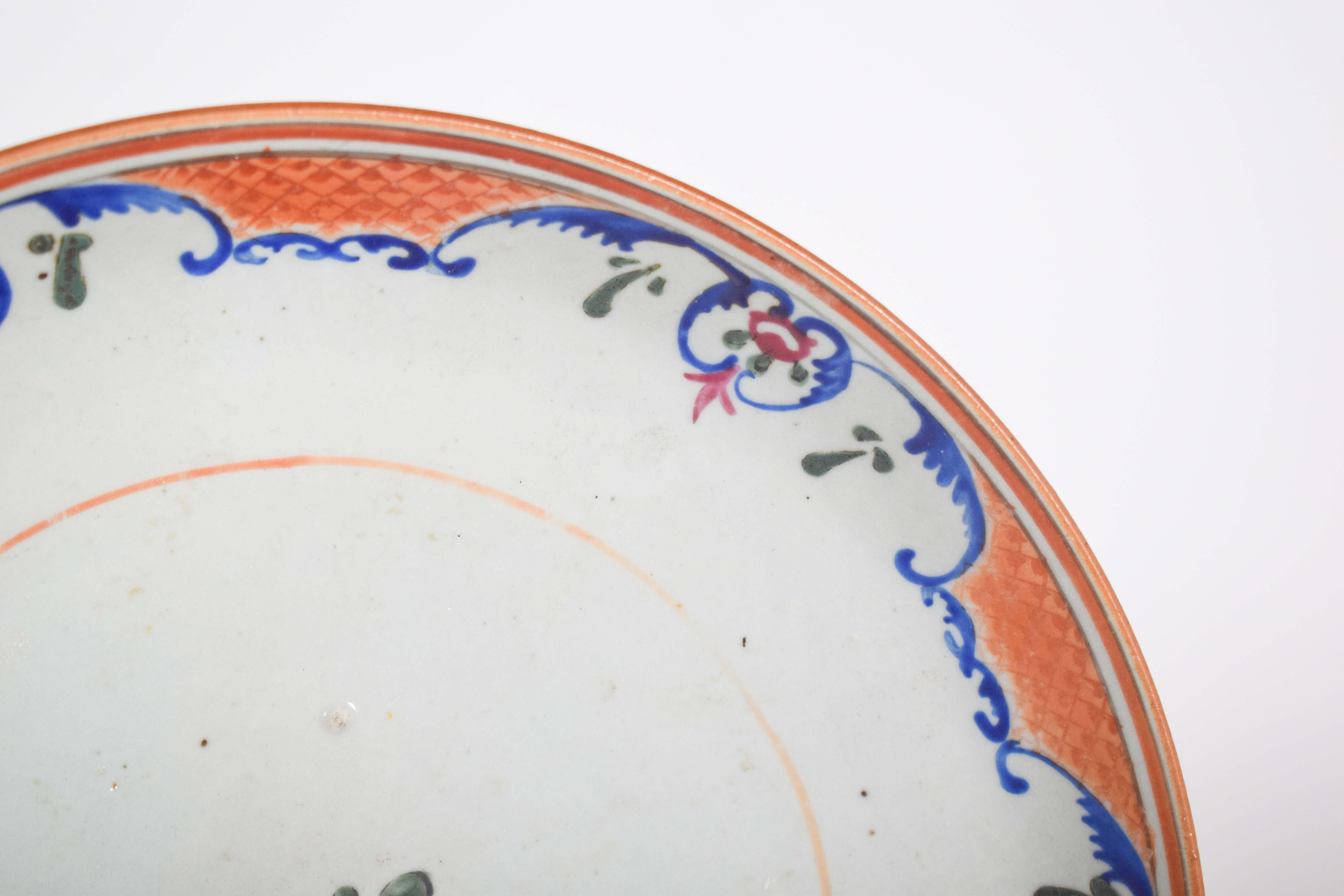 Diese Porzellanuntertasse weist ein elegantes und raffiniertes Design auf, das typisch für die europäische Produktion des 18. und 19. Jahrhunderts ist und möglicherweise von französischen oder deutschen Herstellern wie Sèvres oder Meißen beeinflusst