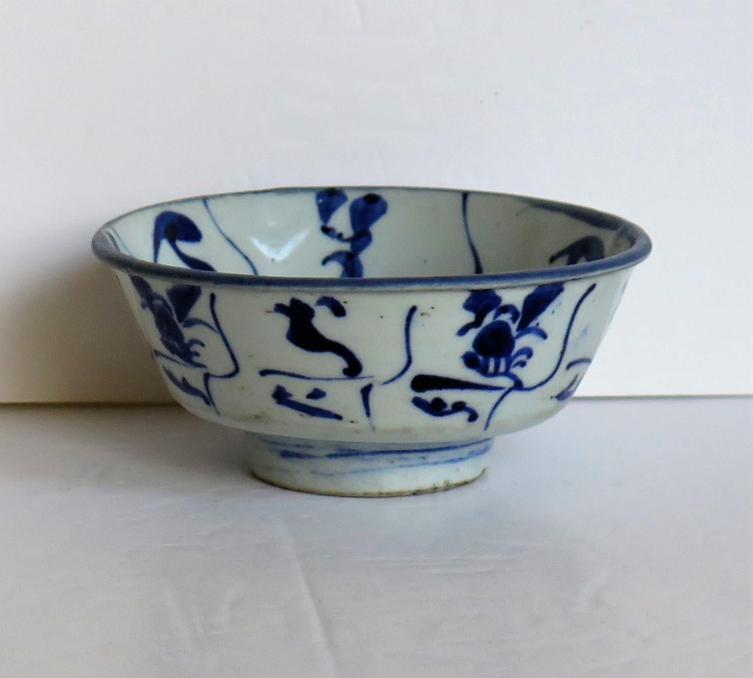 Bol en porcelaine de Chine peint à la main en bleu et blanc, exportation de Ming au 17ème siècle en vente 2