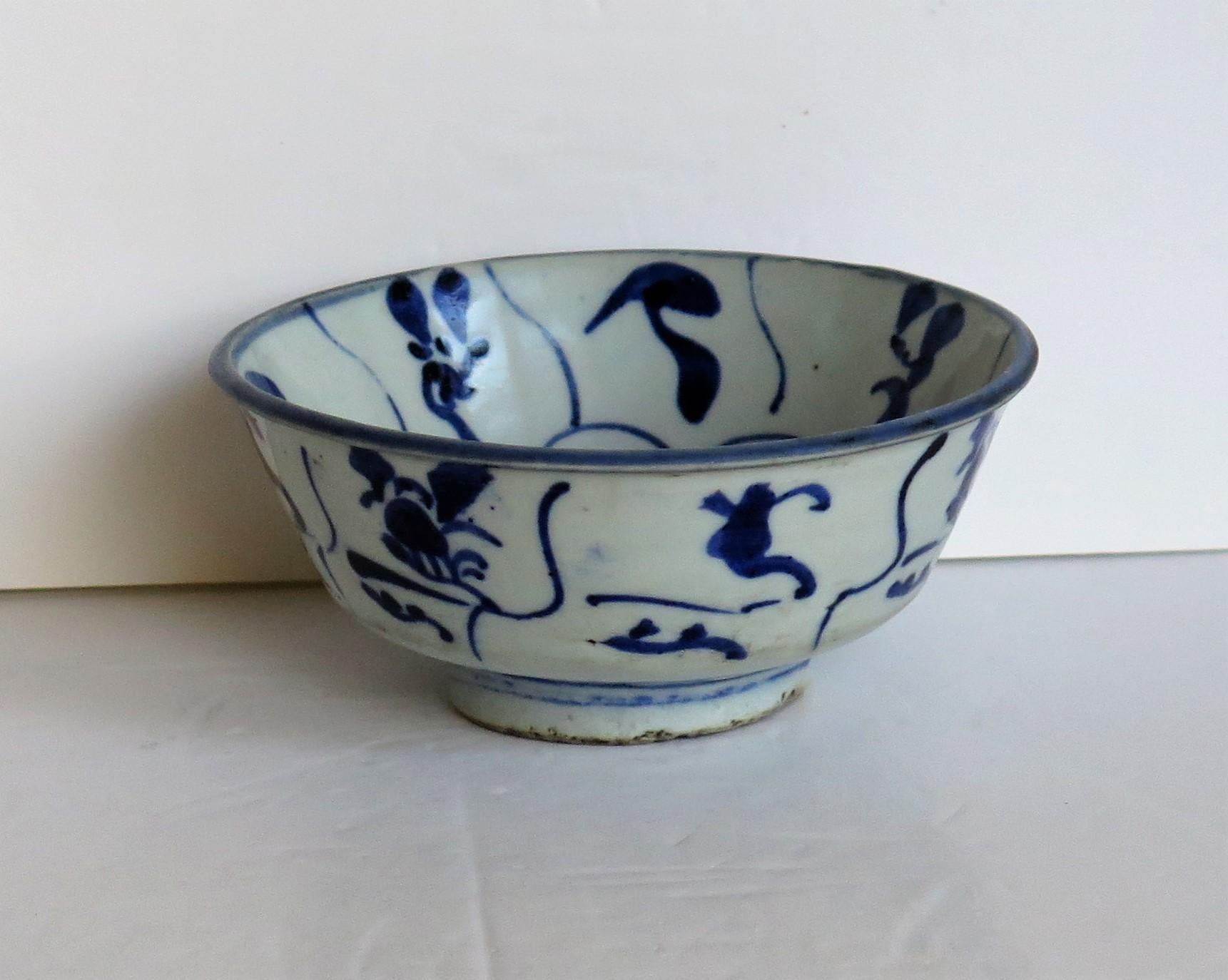 Chinese Porcelain Bowl Hand Painted Blue and White, 17th Century Ming Export For Sale 2
