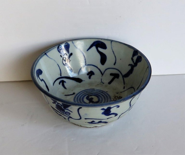 Chinese Porcelain Bowl Hand Painted Blue and White, 17th Century Ming Export For Sale 6