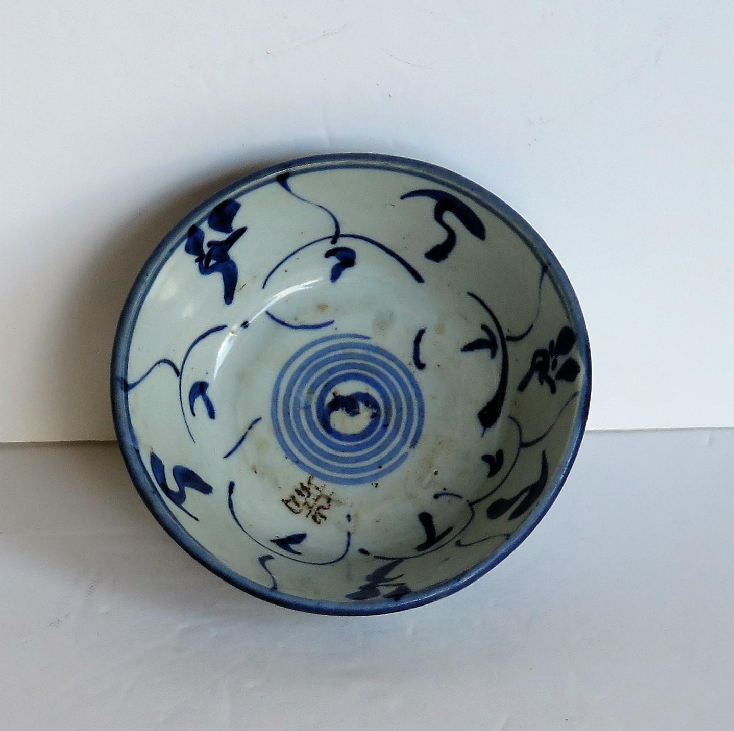 Chinese Porcelain Bowl Hand Painted Blue and White, 17th Century Ming Export For Sale 4