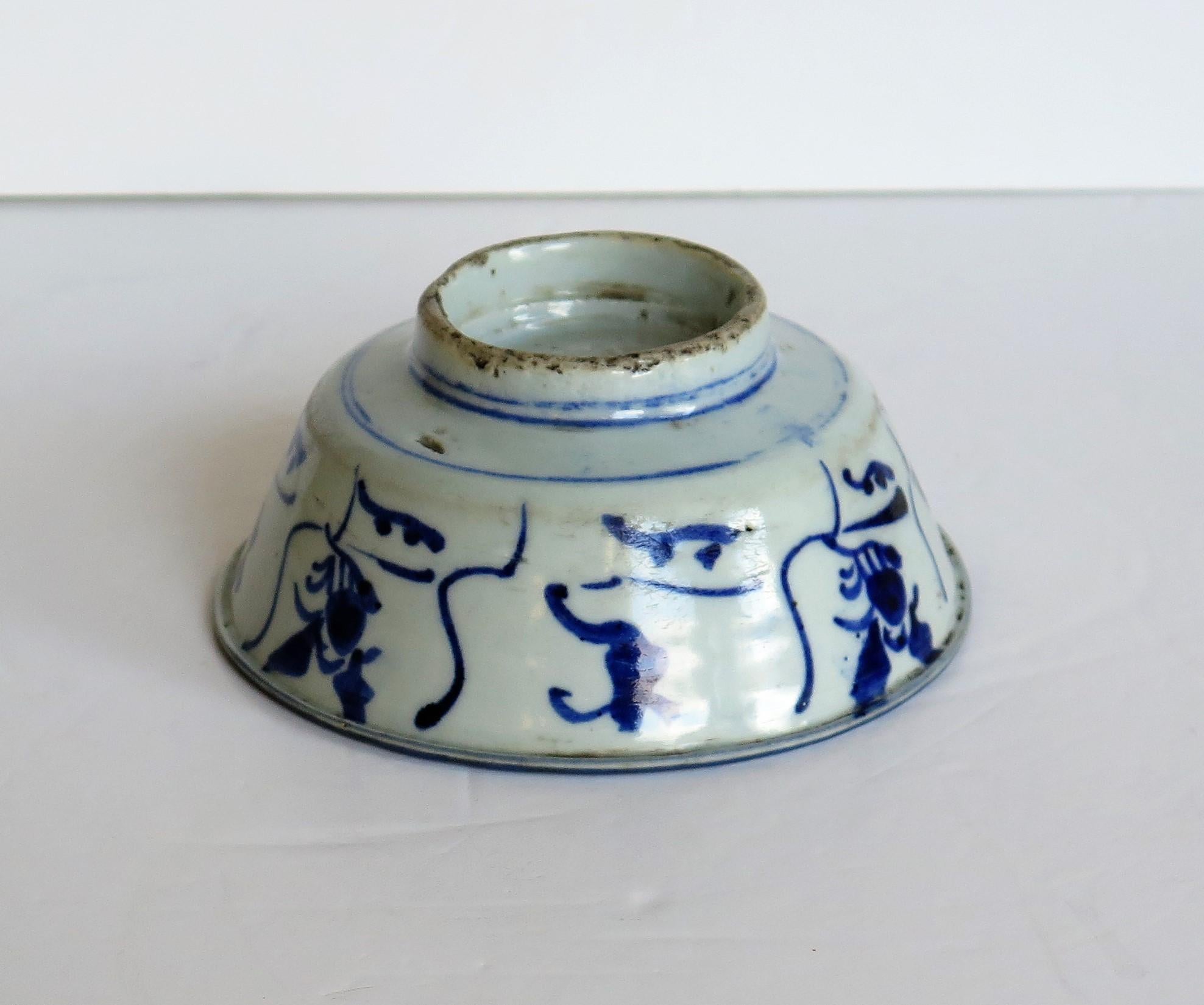 Chinese Porcelain Bowl Hand Painted Blue and White, 17th Century Ming Export For Sale 5