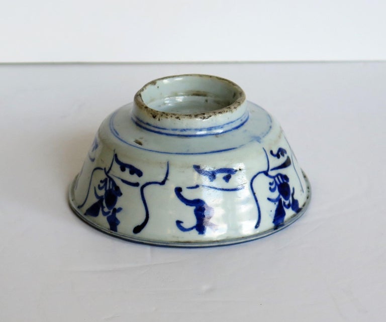 Chinese Porcelain Bowl Hand Painted Blue and White, 17th Century Ming Export For Sale 8