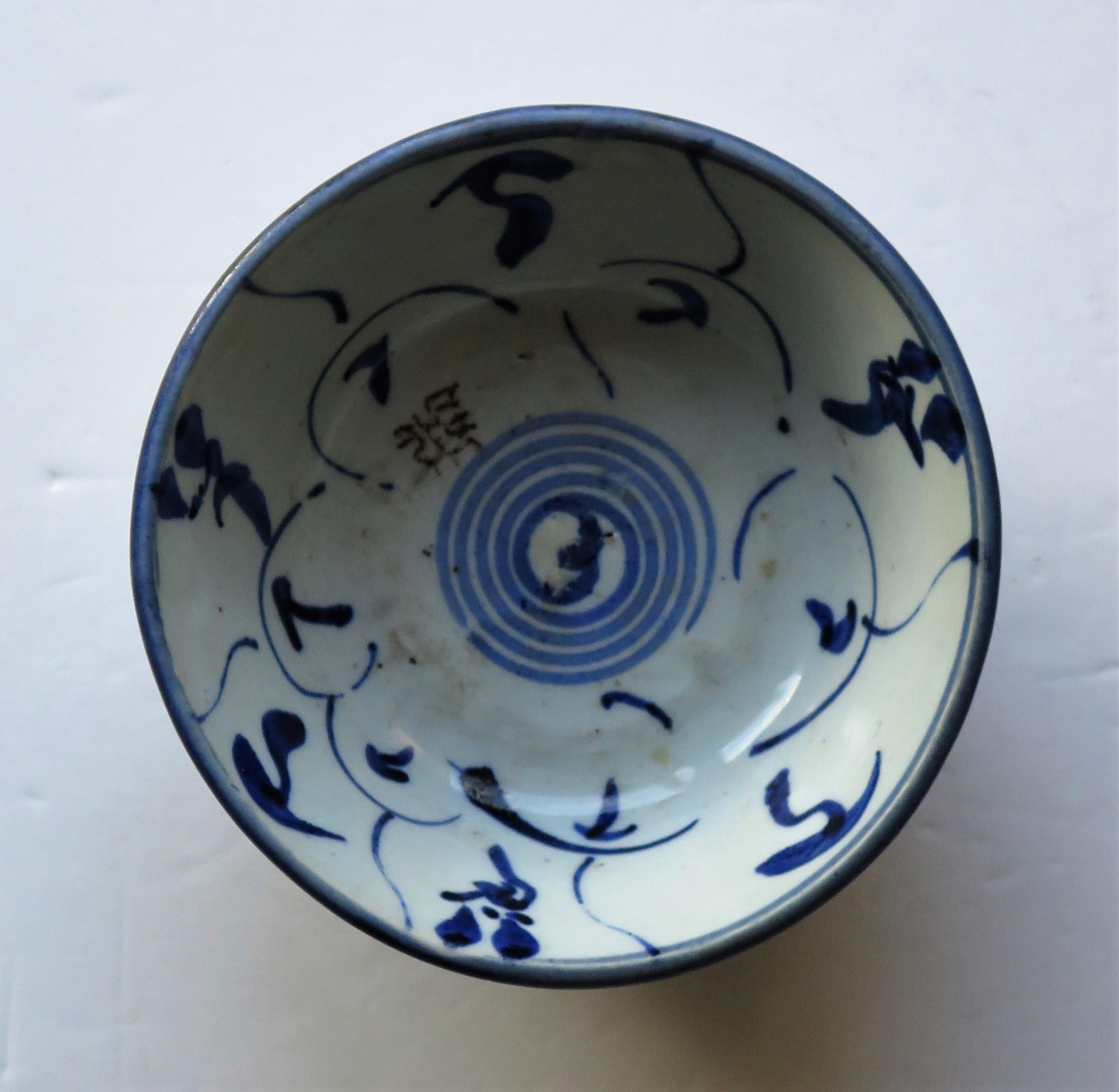 Chinese Porcelain Bowl Hand Painted Blue and White, 17th Century Ming Export For Sale 6