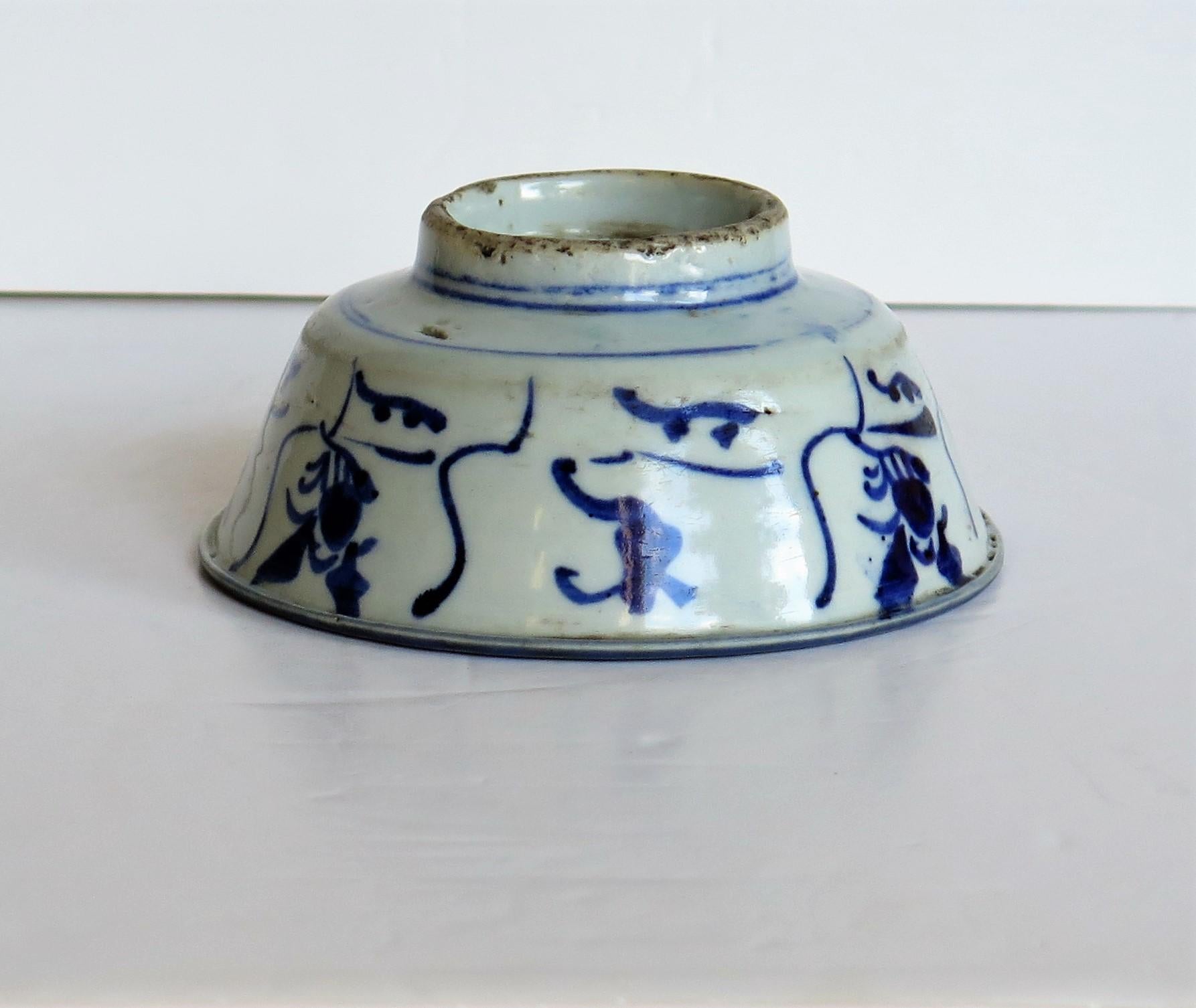 Chinese Porcelain Bowl Hand Painted Blue and White, 17th Century Ming Export For Sale 7