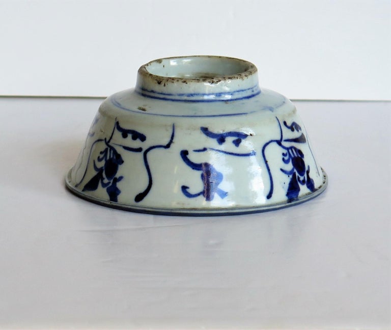 Chinese Porcelain Bowl Hand Painted Blue and White, 17th Century Ming Export For Sale 10