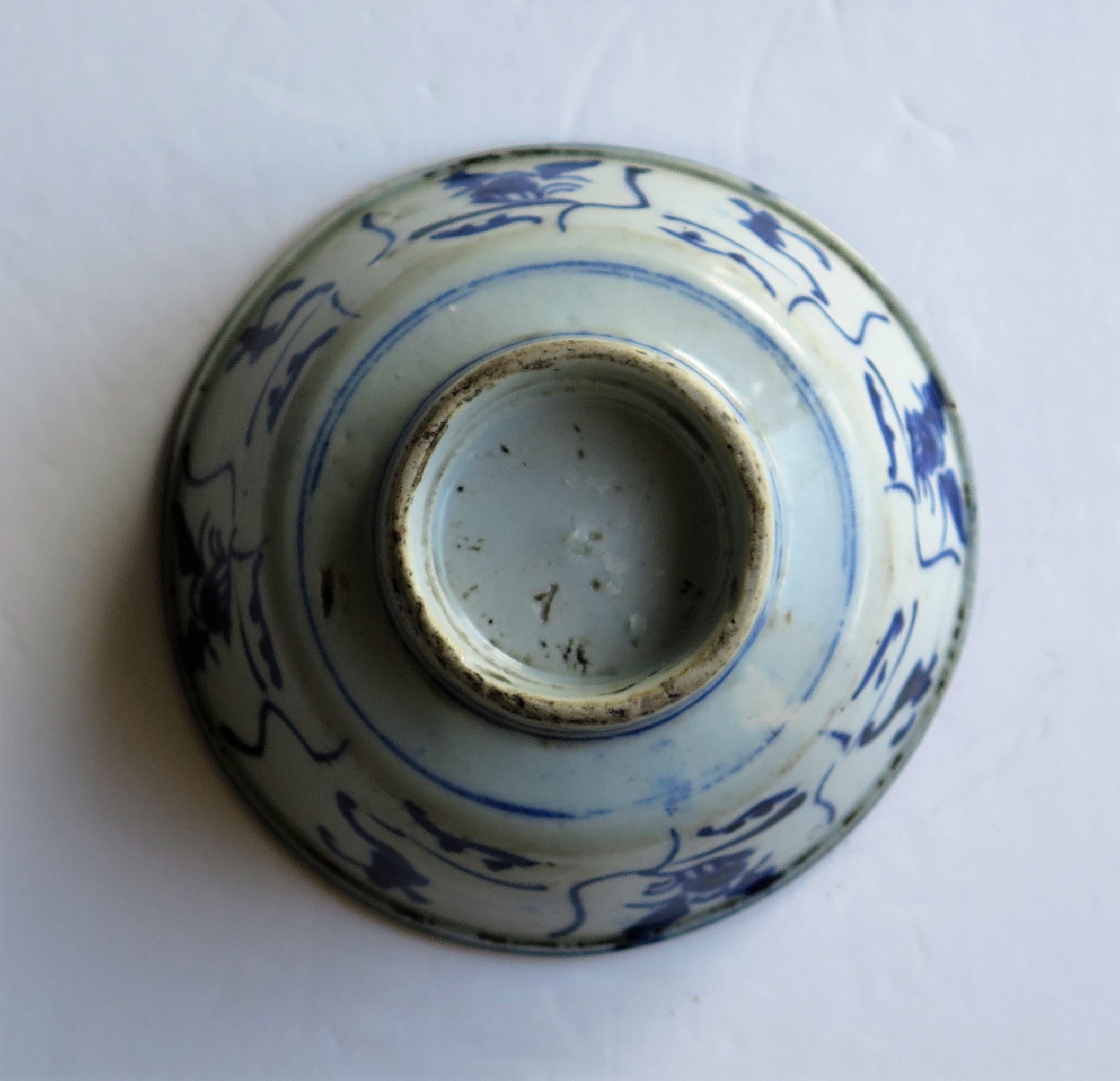 Chinese Porcelain Bowl Hand Painted Blue and White, 17th Century Ming Export For Sale 8