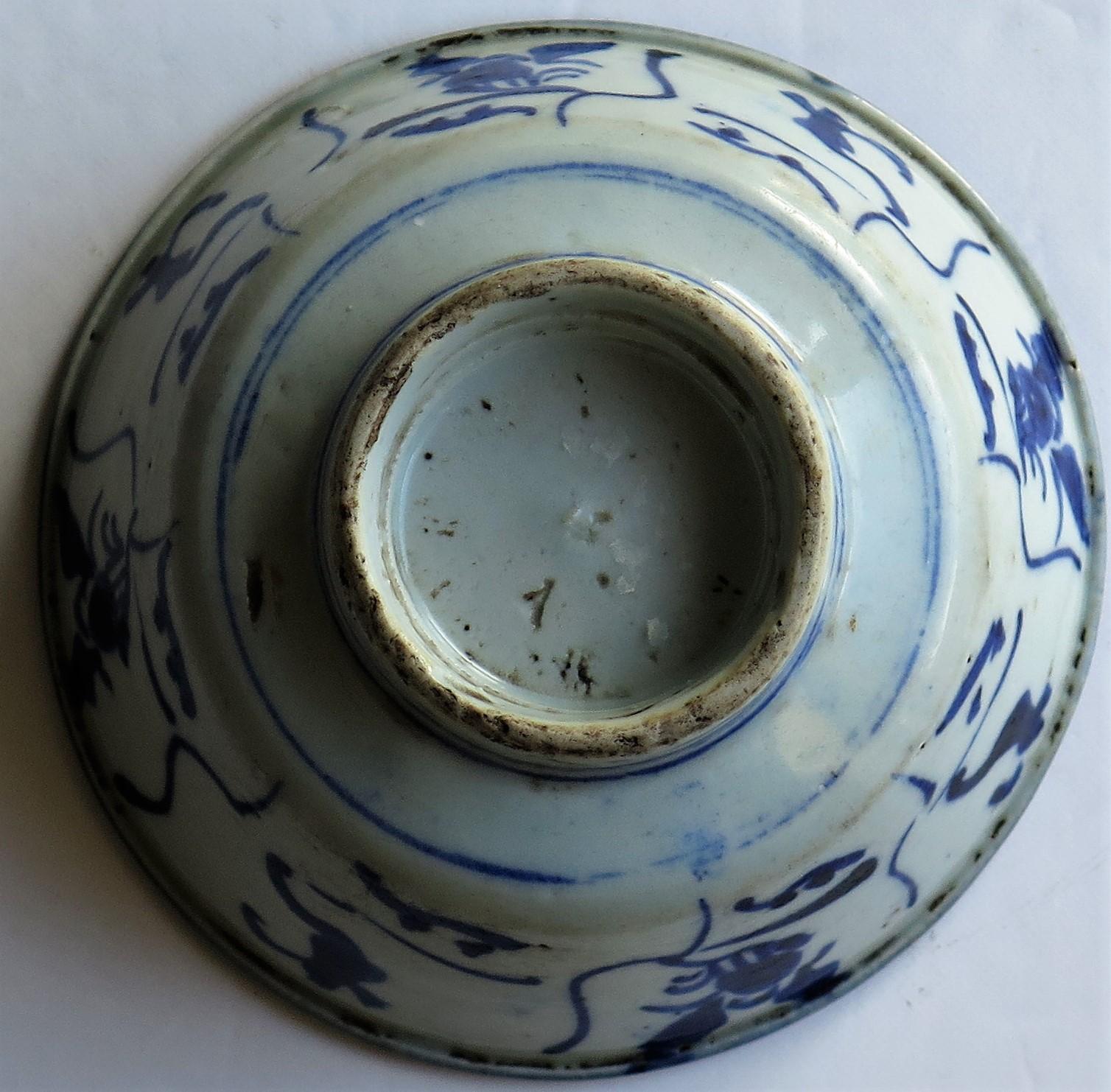 Chinese Porcelain Bowl Hand Painted Blue and White, 17th Century Ming Export For Sale 9
