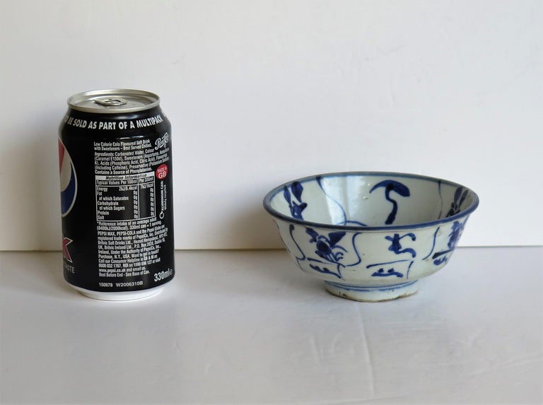 Chinese Porcelain Bowl Hand Painted Blue and White, 17th Century Ming Export For Sale 13