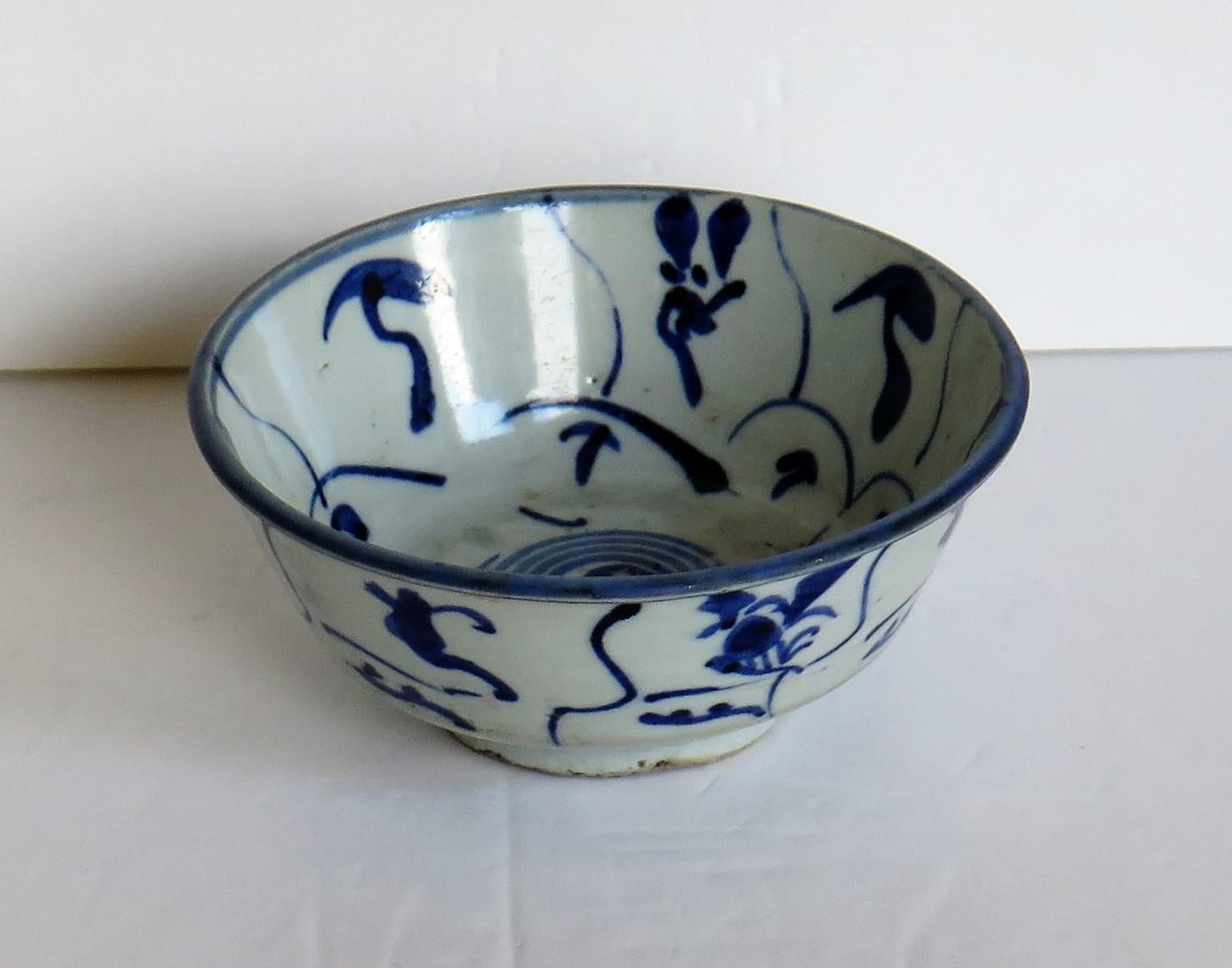 Exportation chinoise Bol en porcelaine de Chine peint à la main en bleu et blanc, exportation de Ming au 17ème siècle en vente