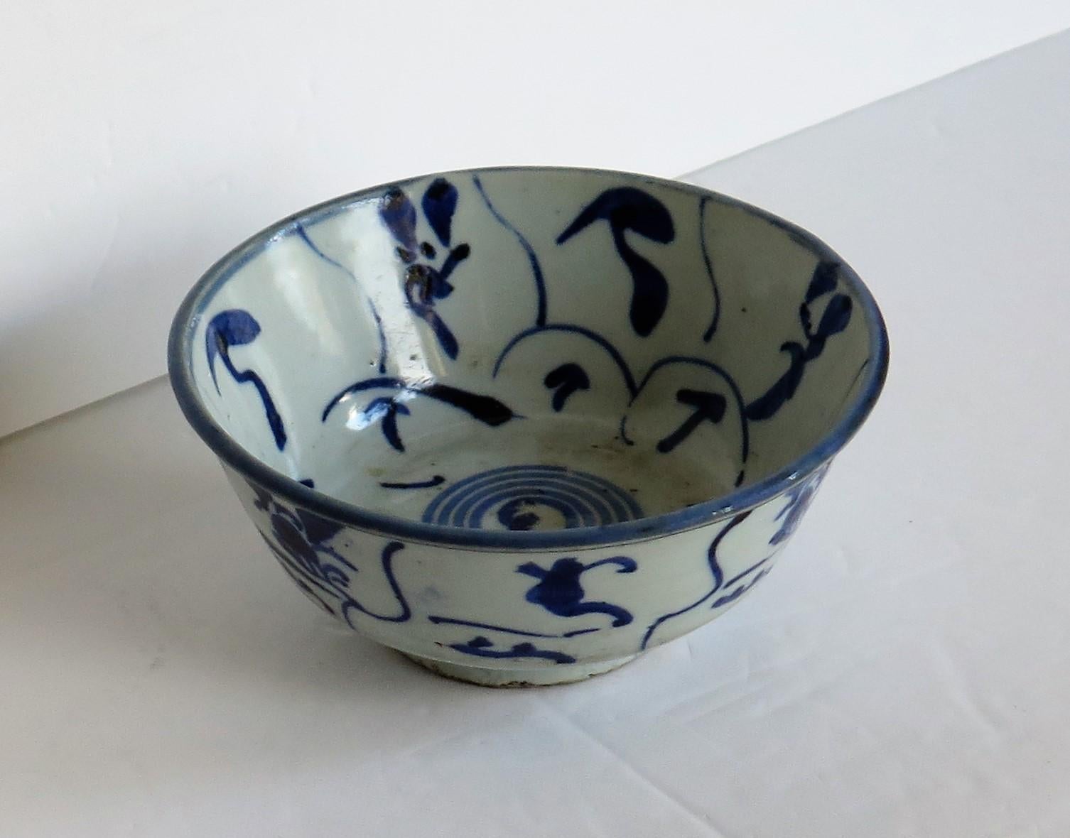 Chinois Bol en porcelaine de Chine peint à la main en bleu et blanc, exportation de Ming au 17ème siècle en vente