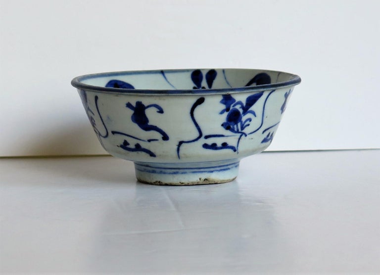 Chinese Porcelain Bowl Hand Painted Blue and White, 17th Century Ming Export In Good Condition For Sale In Lincoln, Lincolnshire