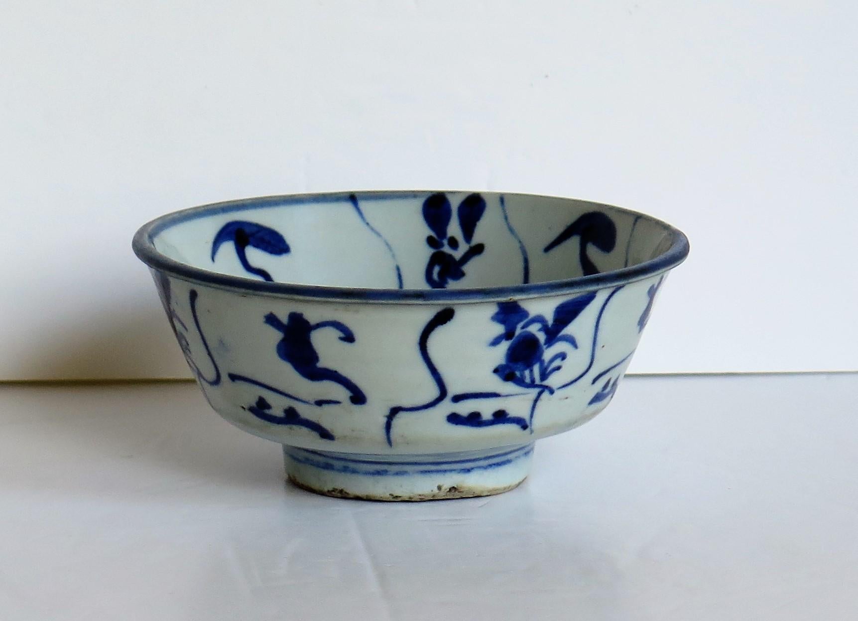 Chinese Export Chinese Porcelain Bowl Hand Painted Blue and White, 17th Century Ming Export For Sale
