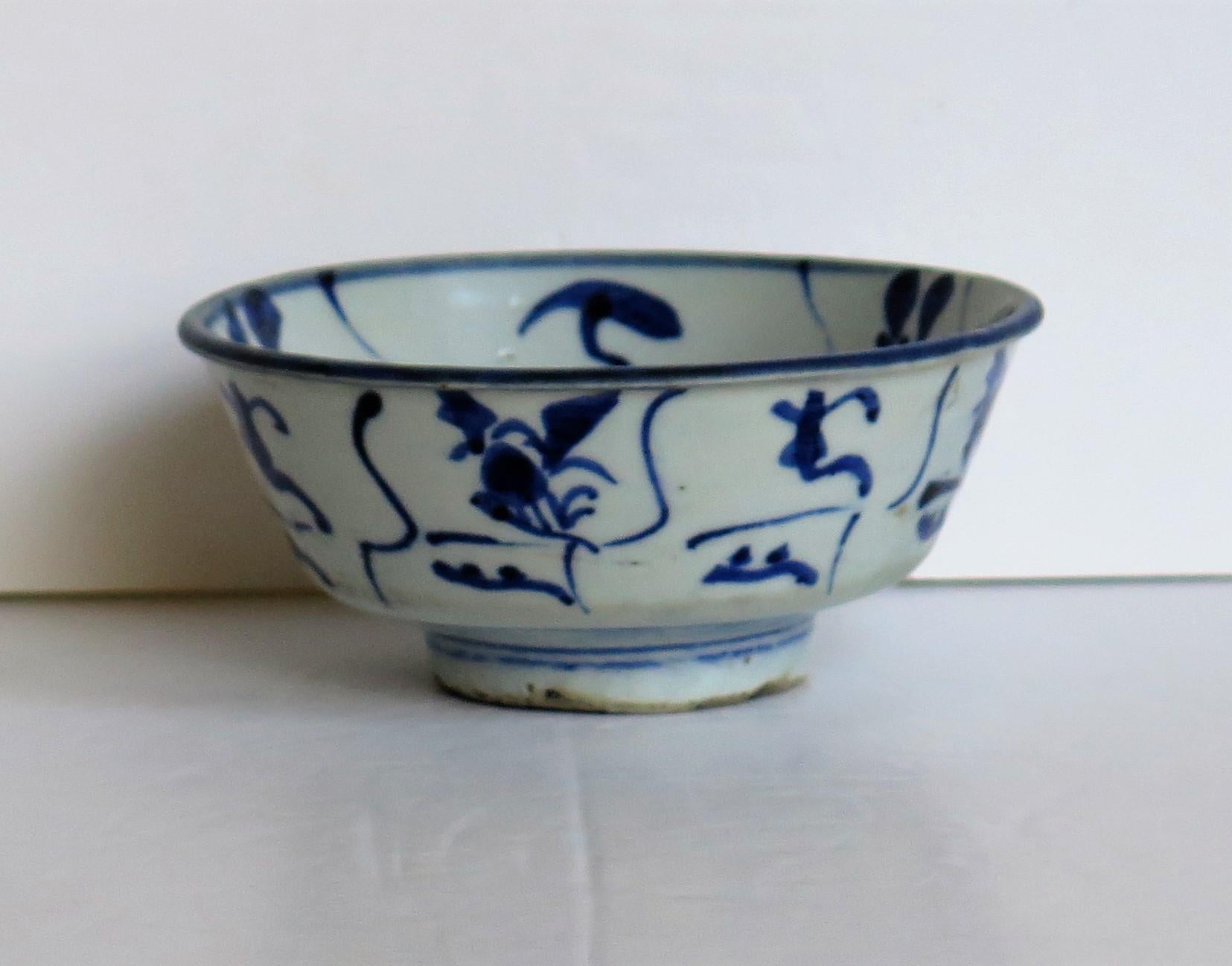 XVIIIe siècle et antérieur Bol en porcelaine de Chine peint à la main en bleu et blanc, exportation de Ming au 17ème siècle en vente