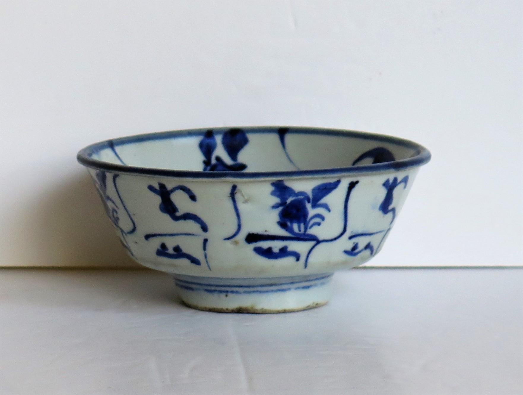 Porcelaine Bol en porcelaine de Chine peint à la main en bleu et blanc, exportation de Ming au 17ème siècle en vente